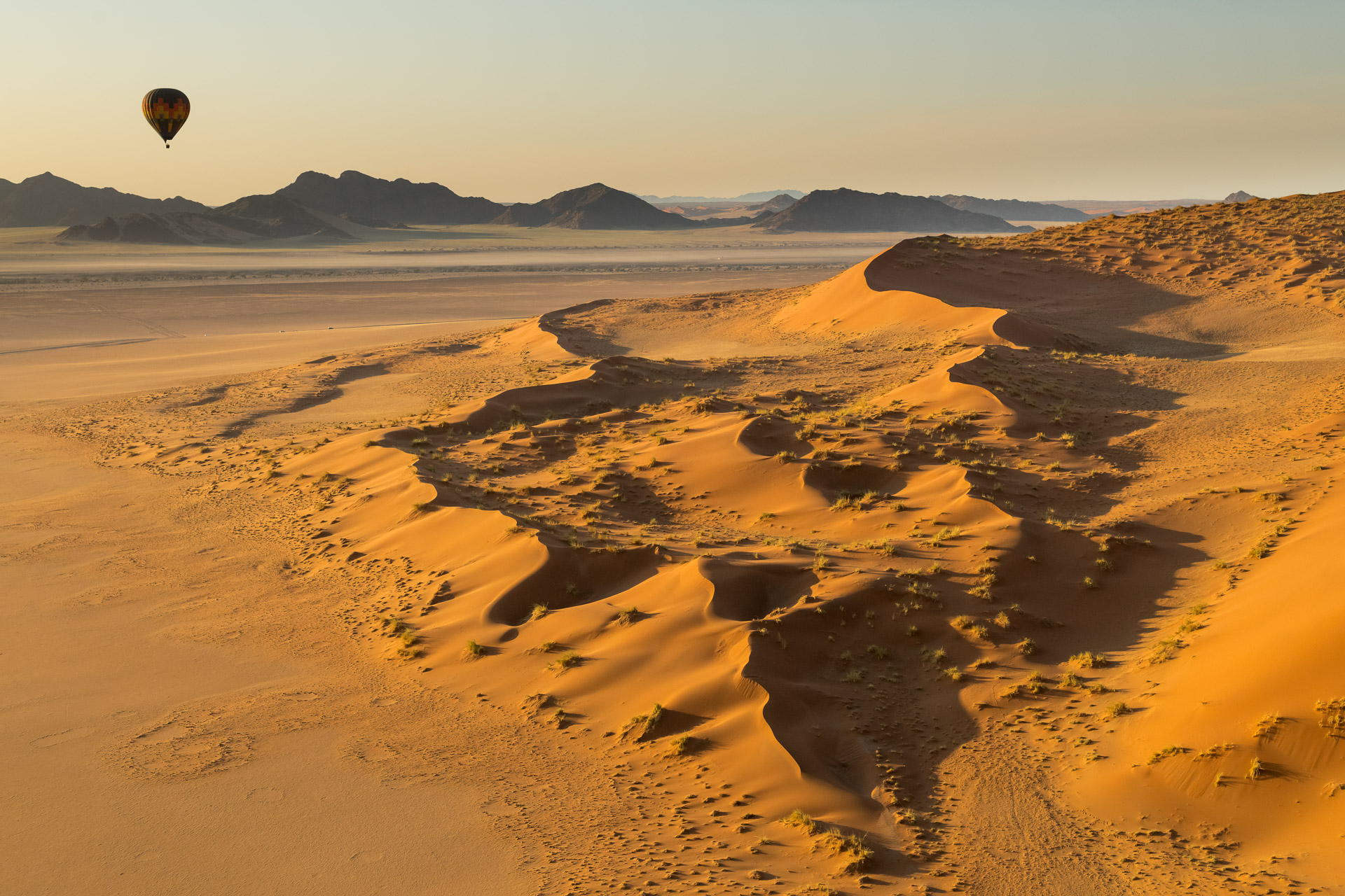 Namibia Heißluftballon und Sanddünen von Dirk Steuerwald