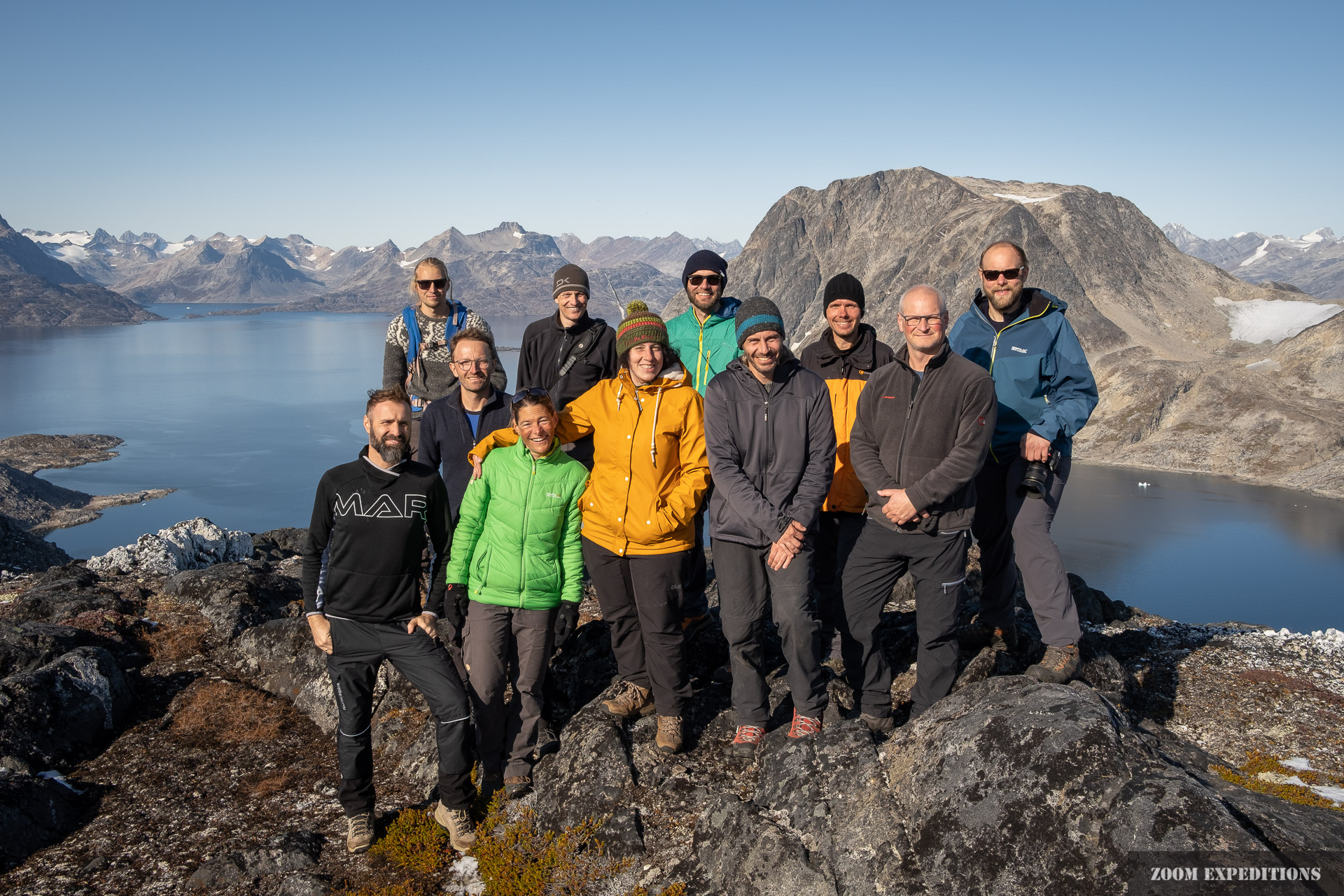 Gruppenfoto Ostgrönland 2019 vor Fjordlandschaft