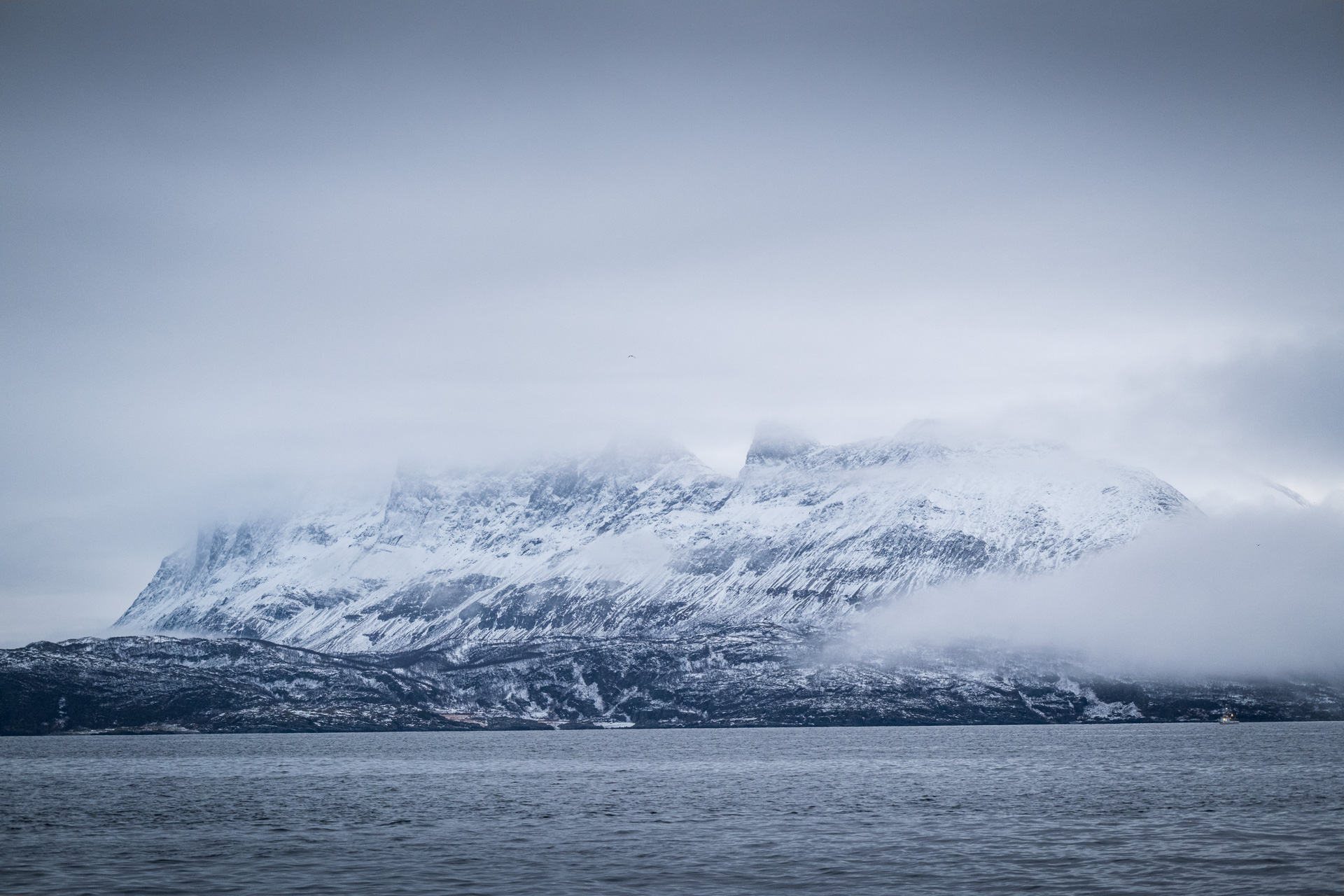 Berge im Nebel bei Skjervøy