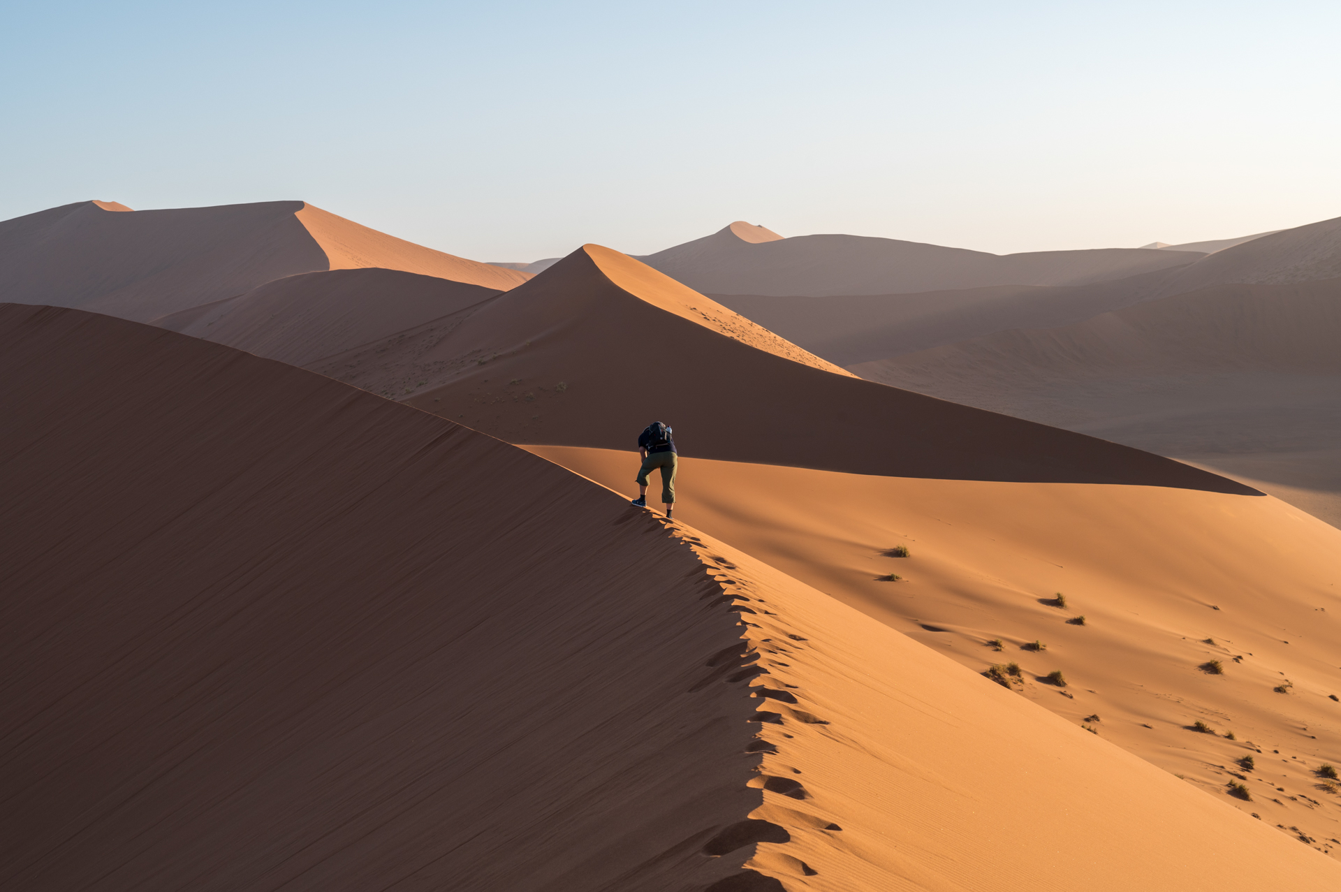 Ein Teilnehmer auf einer riesigen Sanddüne in Namibia.