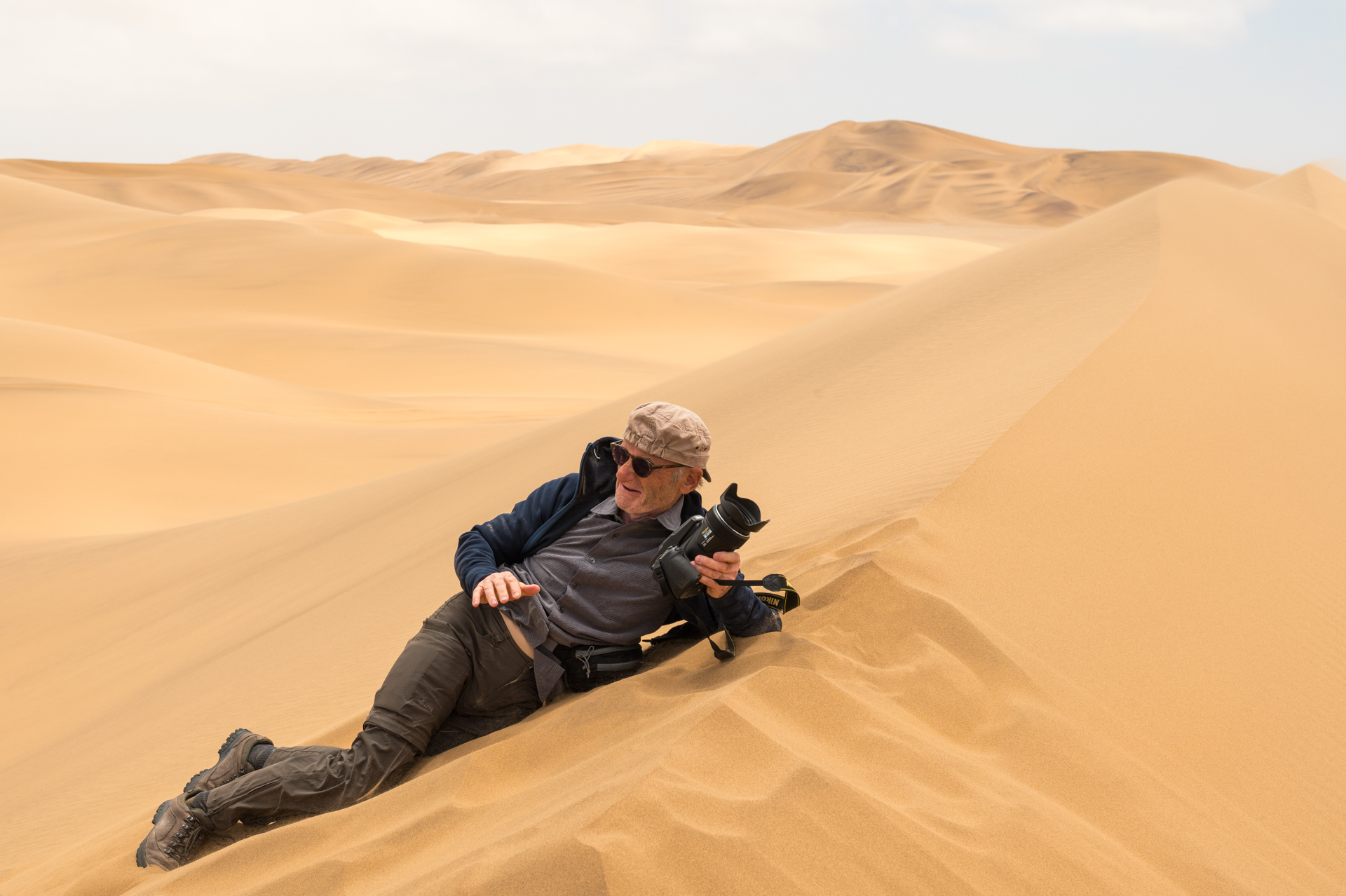 Ein Teilnehmer in Aktion auf einer Sanddüne in Namibia.