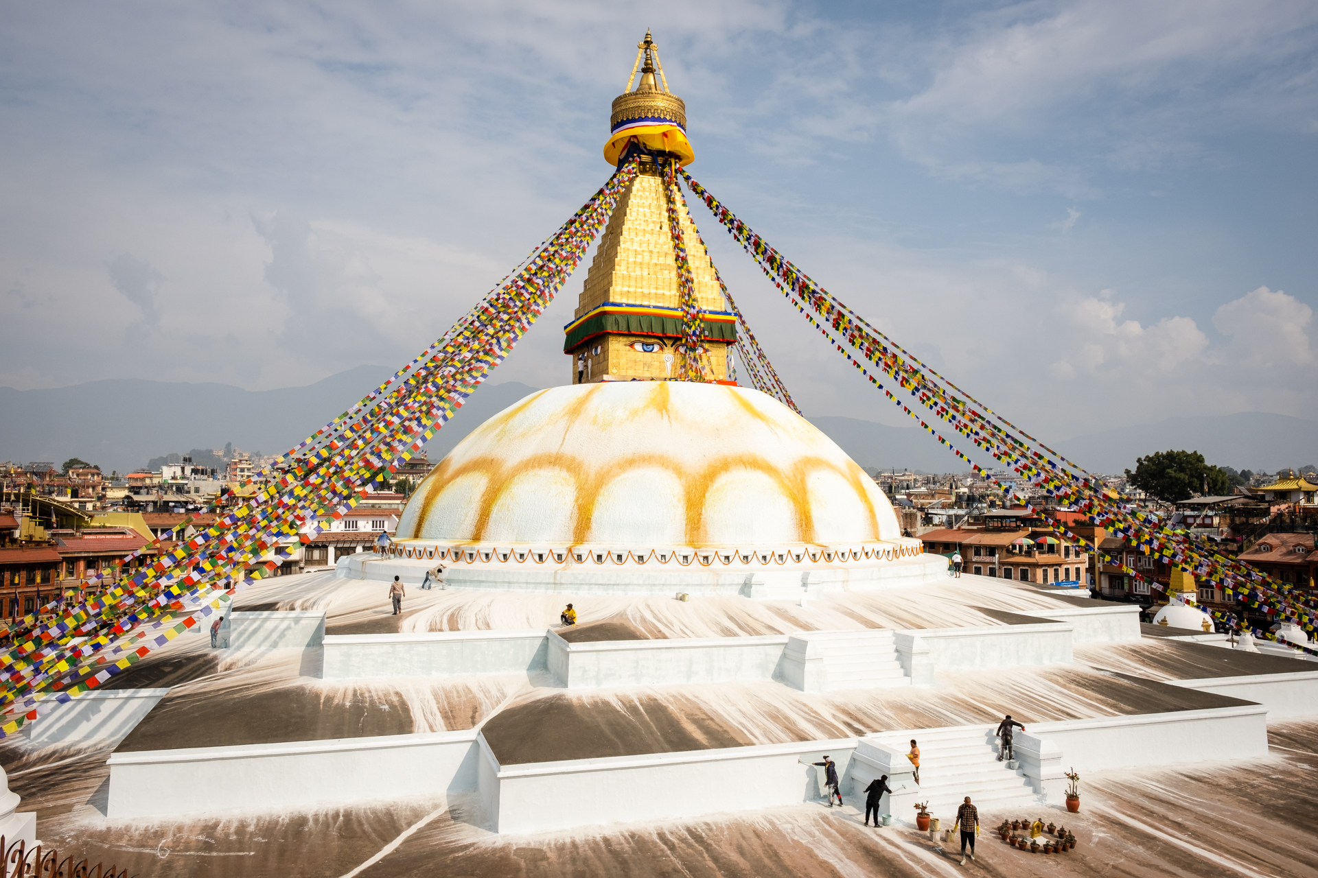 Streicharbeiten an der Boudha Stupa