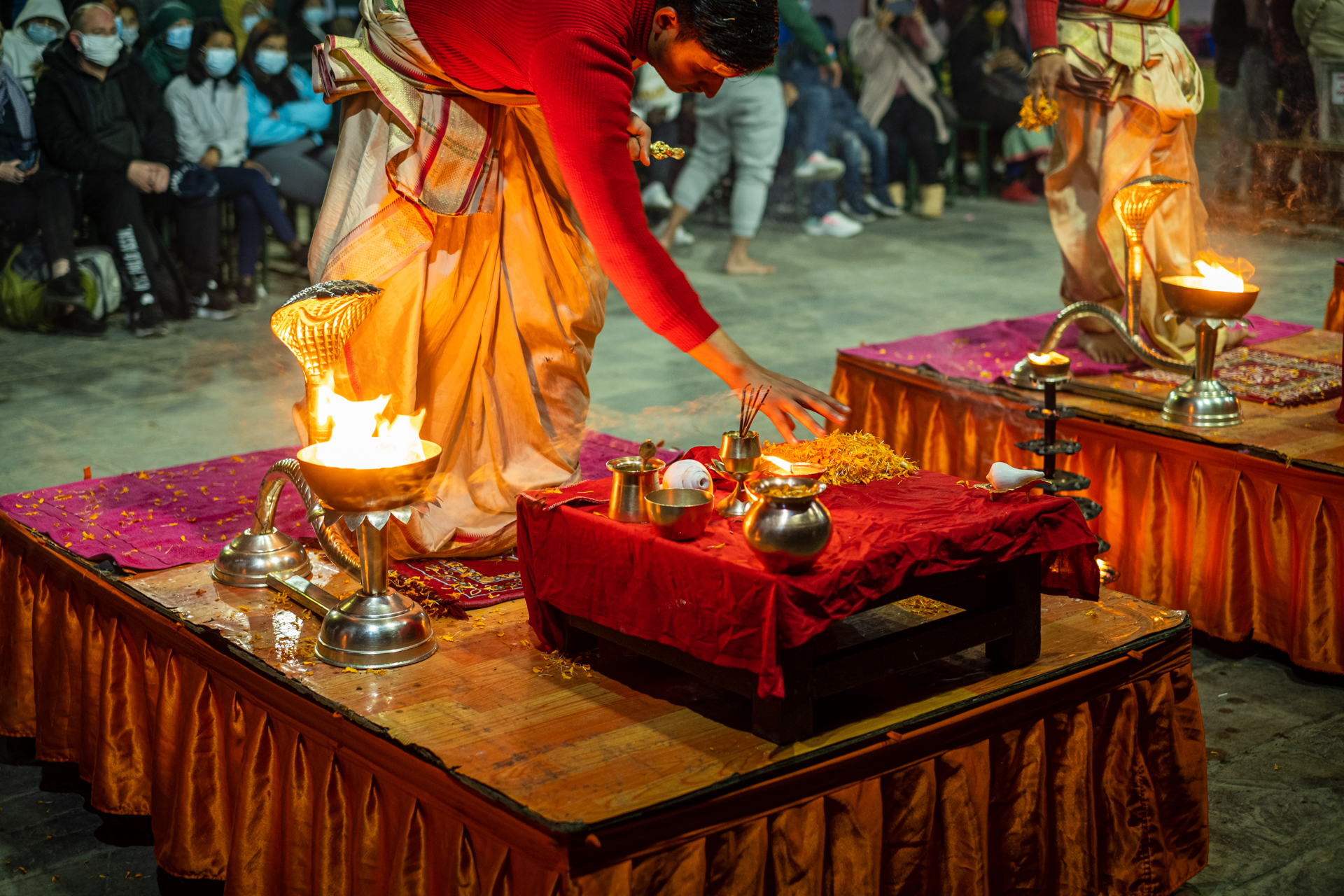Buddhistische Zeremonie in Pokhara am Seeufer