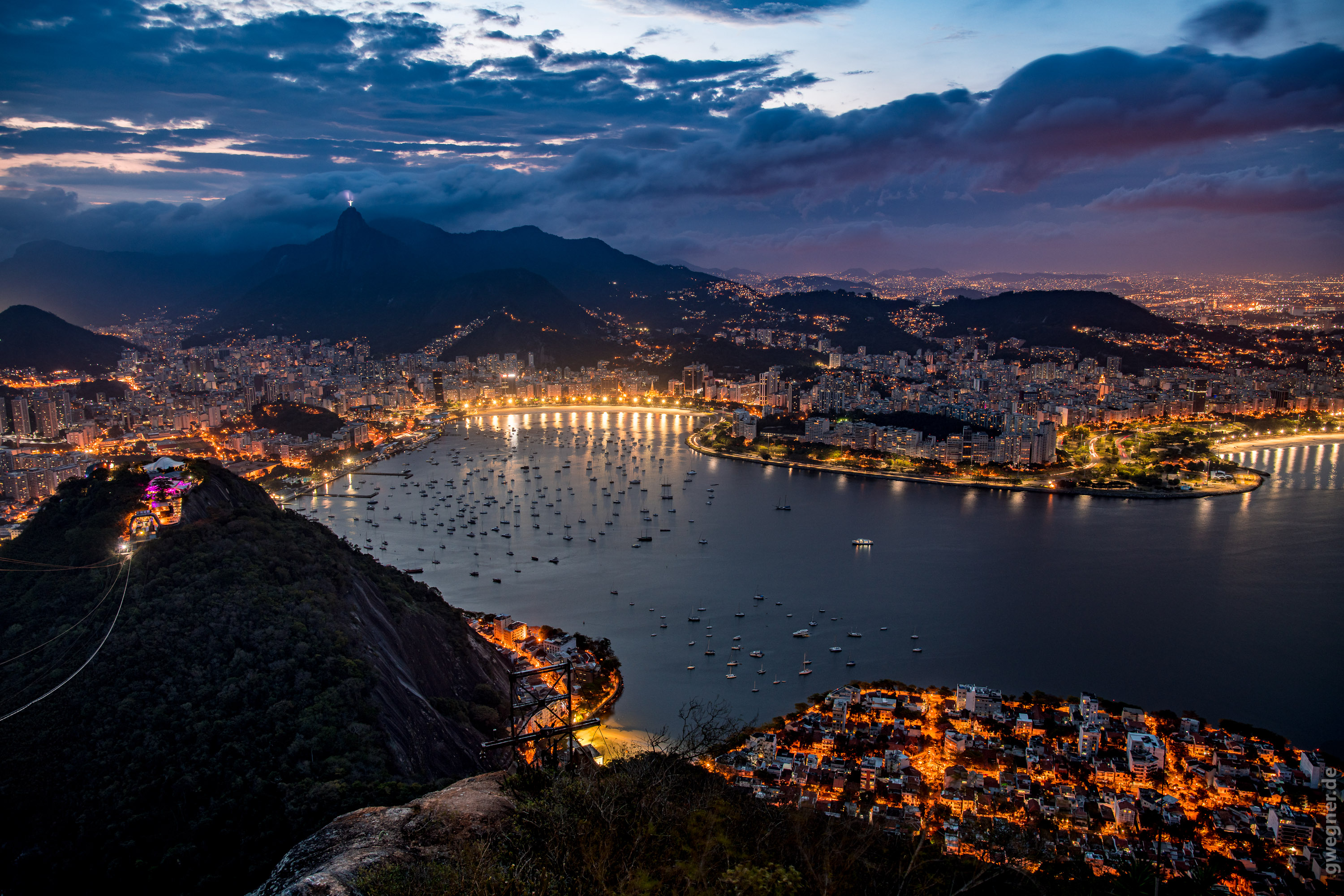 Rio fotografiert vom Zuckerhut zur blauen Stunde.