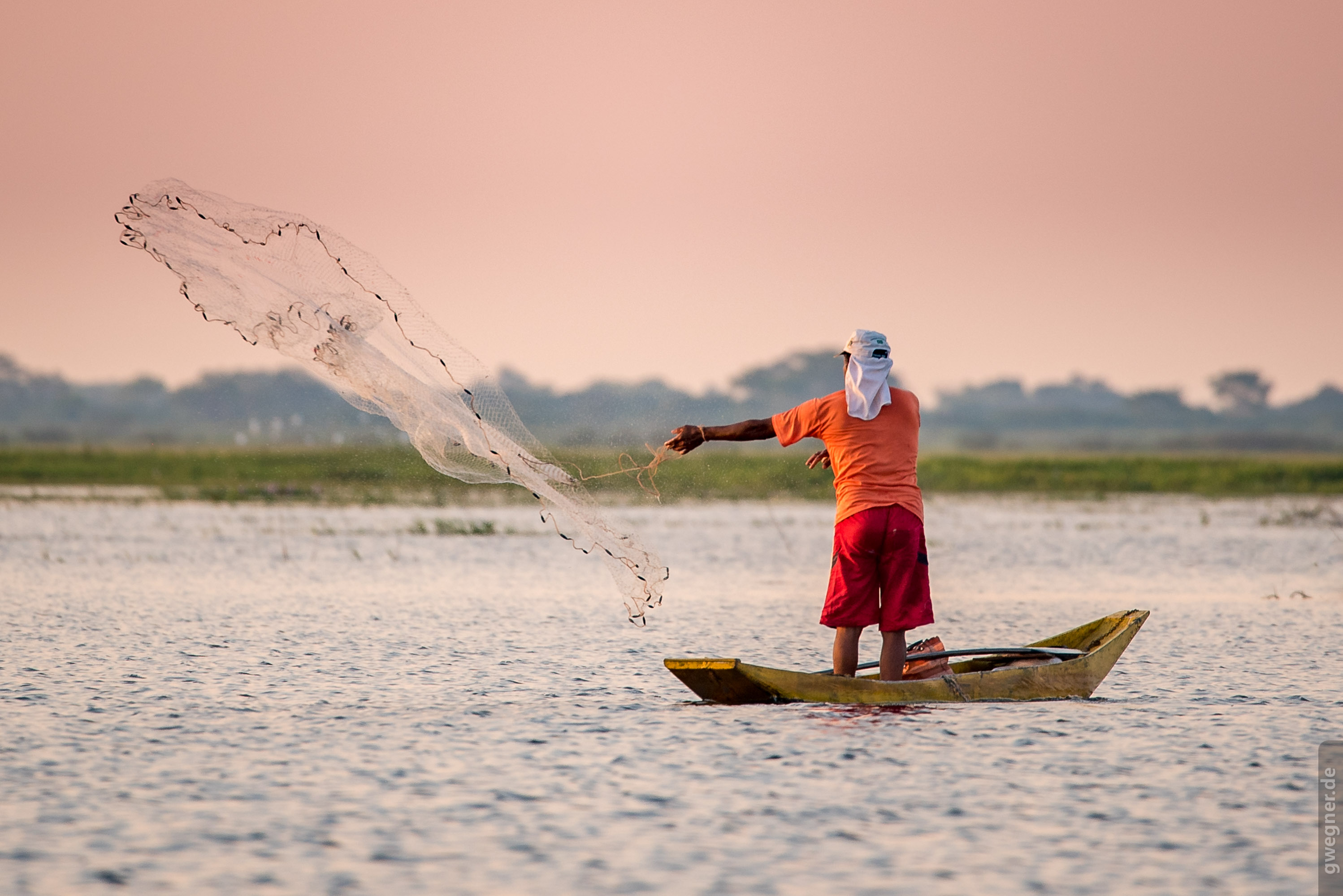 Ein Fischer im Pantanal wirft sein Netz aus.