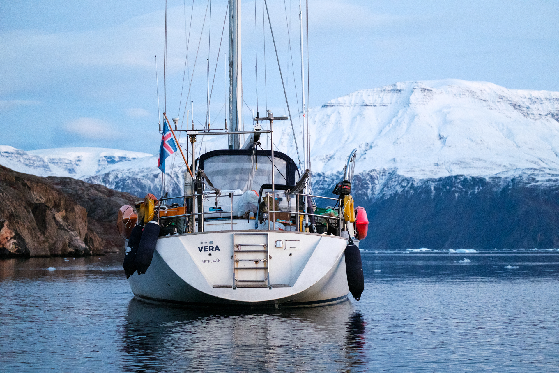 Sailing yacht in Scoresbysund.