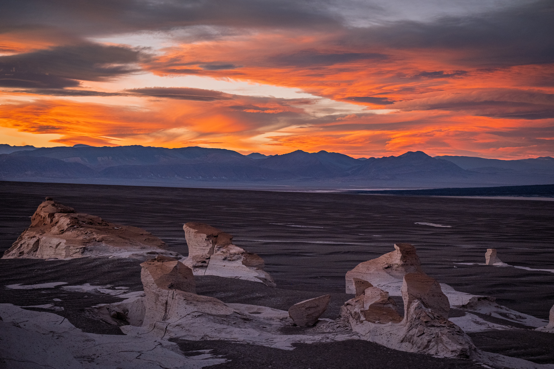 Glühender Sonnenuntergang über den Bergsilhouetten der argentinischen Puna.