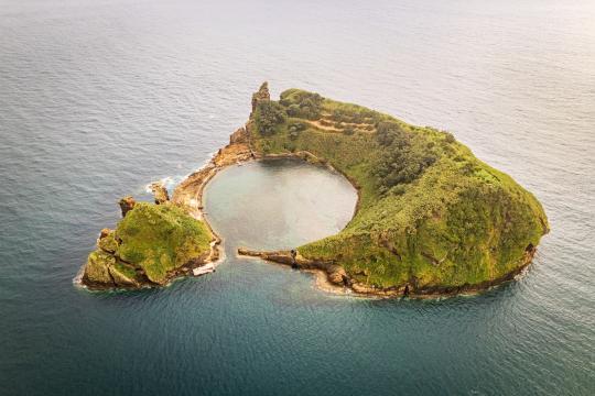 Die Insel Vila Franca vor der Küste São Miguels.