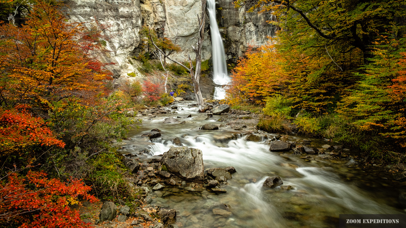 Herbstliche Stimmung an einem Wasserfall bei El Chaltén.