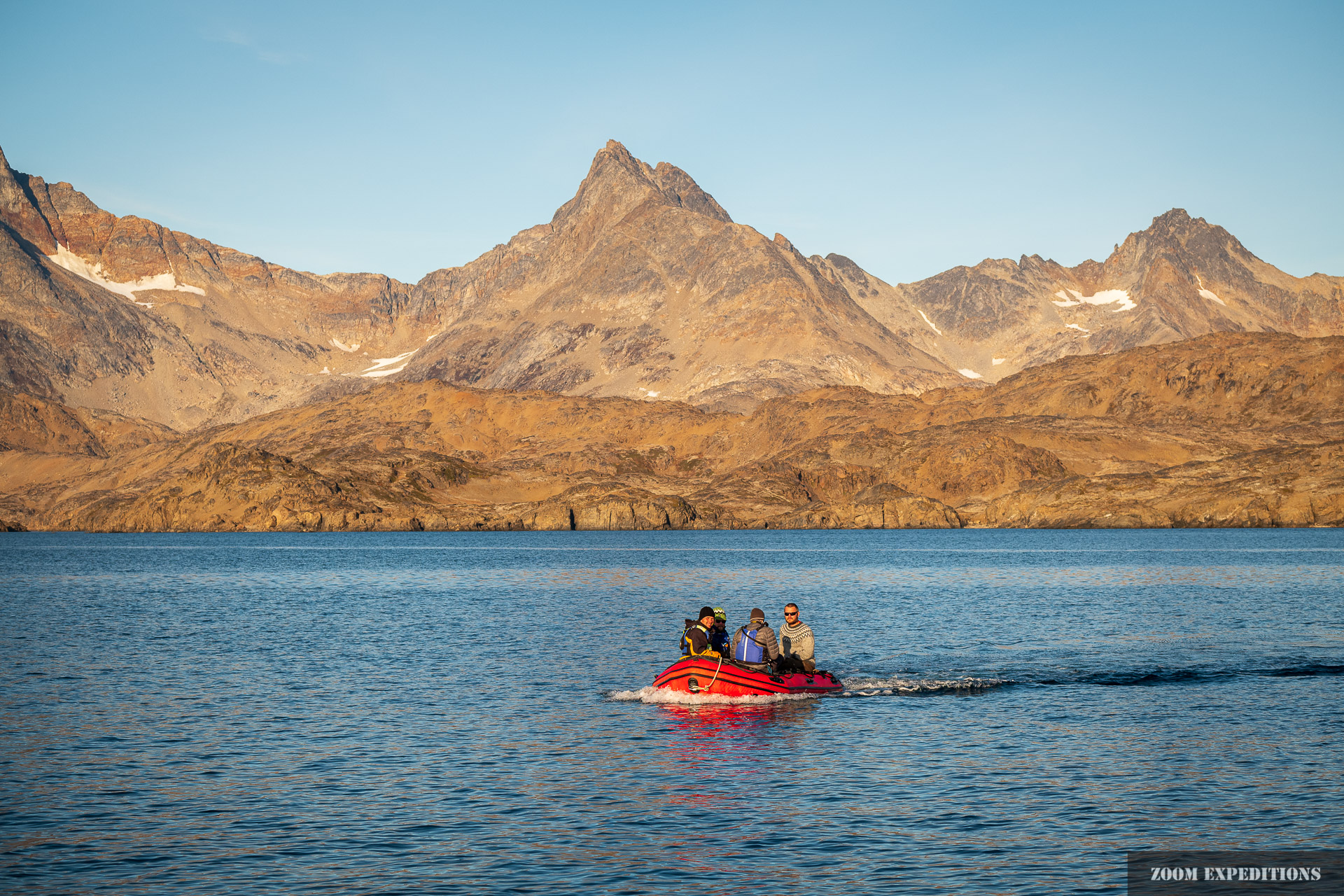 Dinghy mit Oli und Teilnehmern bei Tasiilaq