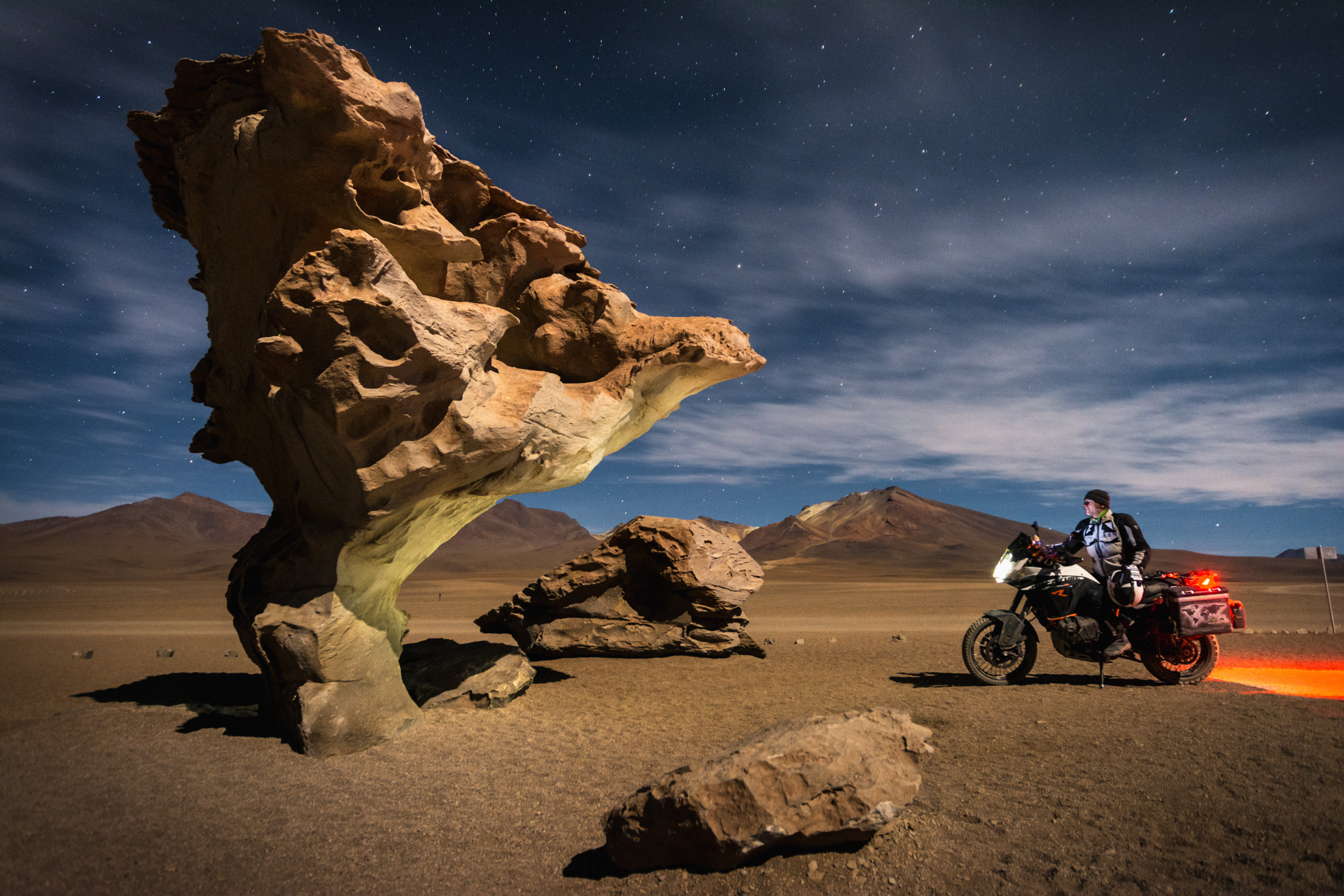 Der berühmte Steinbaum im Hochland Boliviens mit Motorrad - Foto von Martin Leonhardt