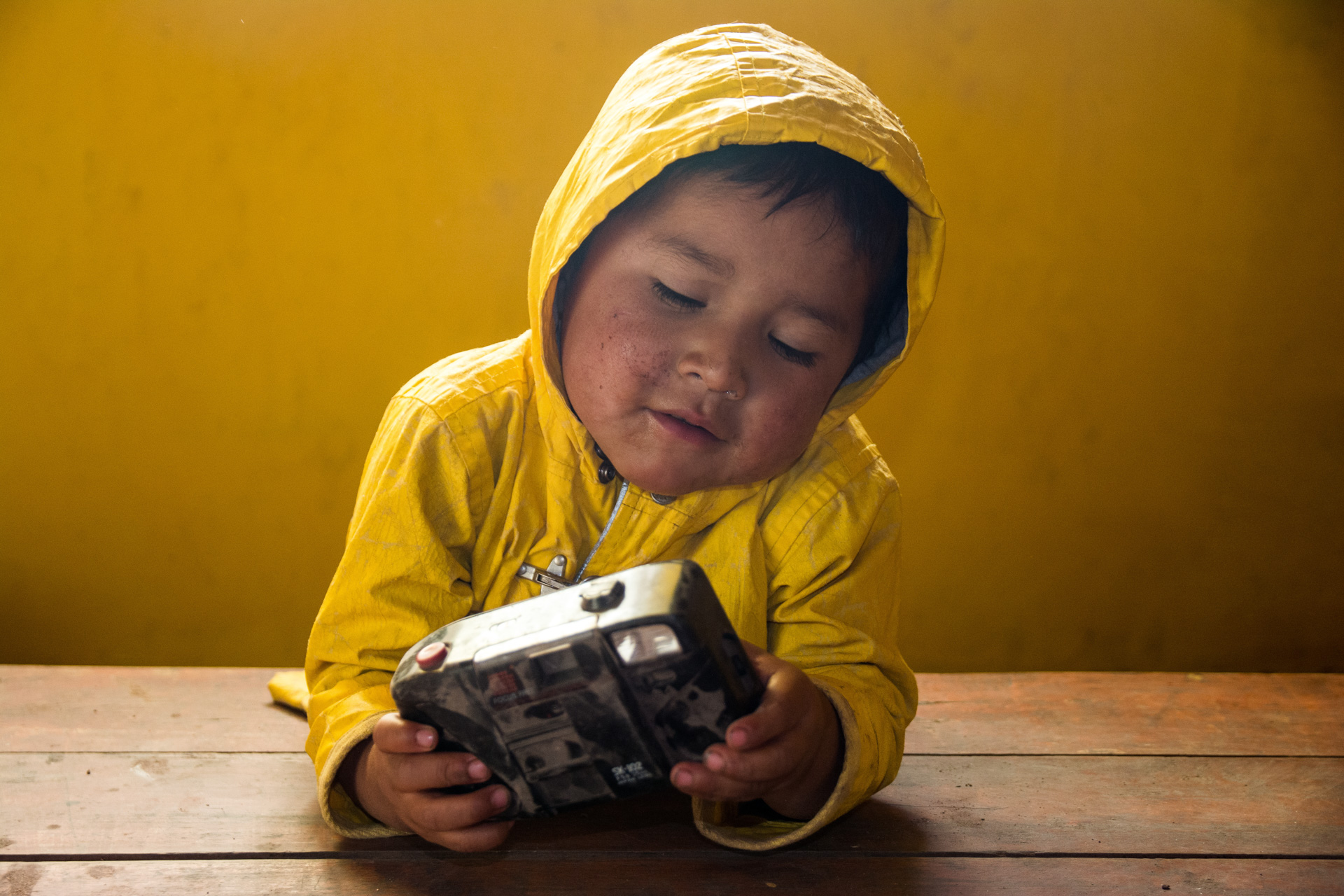 Bolivianisches Kind mit Kamera - Foto von Martin Leonhardt