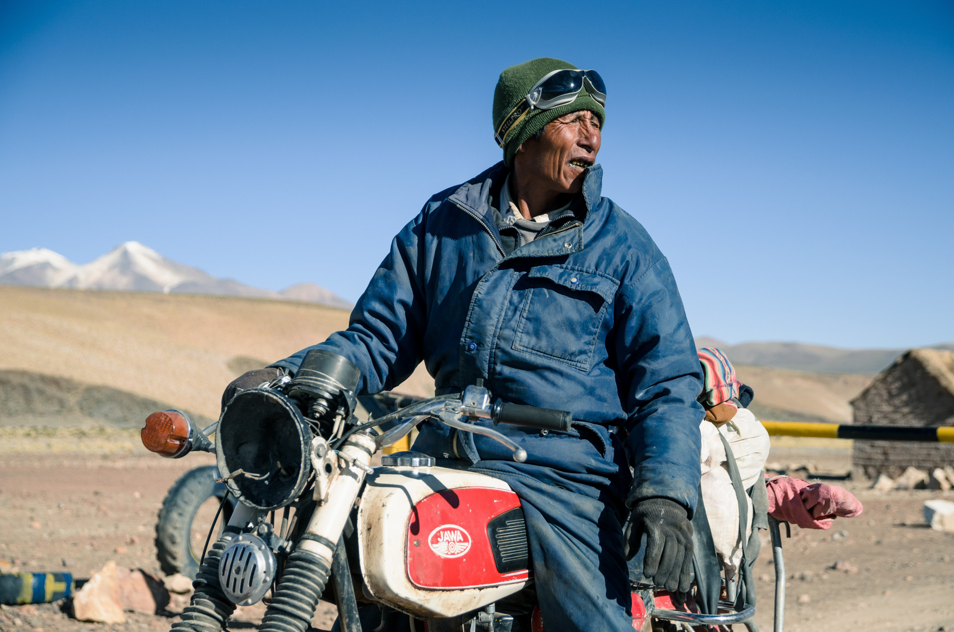 Bolivianer auf Motorrad im Altiplano- Foto von Martin Leonhardt