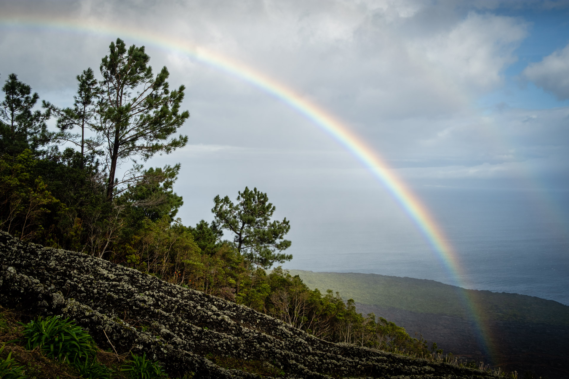 Aussichtspunkt auf Pico an einem windigen Tag mit Regenbogen.