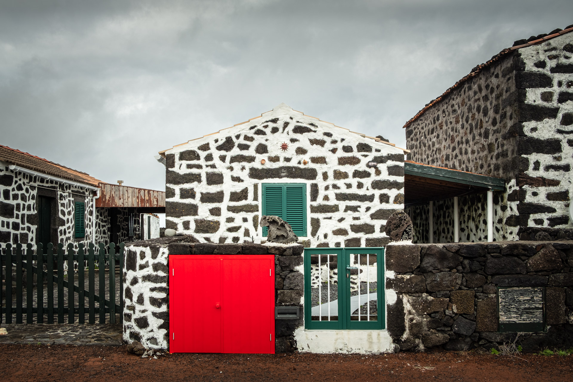 Typische Bauweise der Häuser auf Pico mit Vulkangestein. (Azoren)