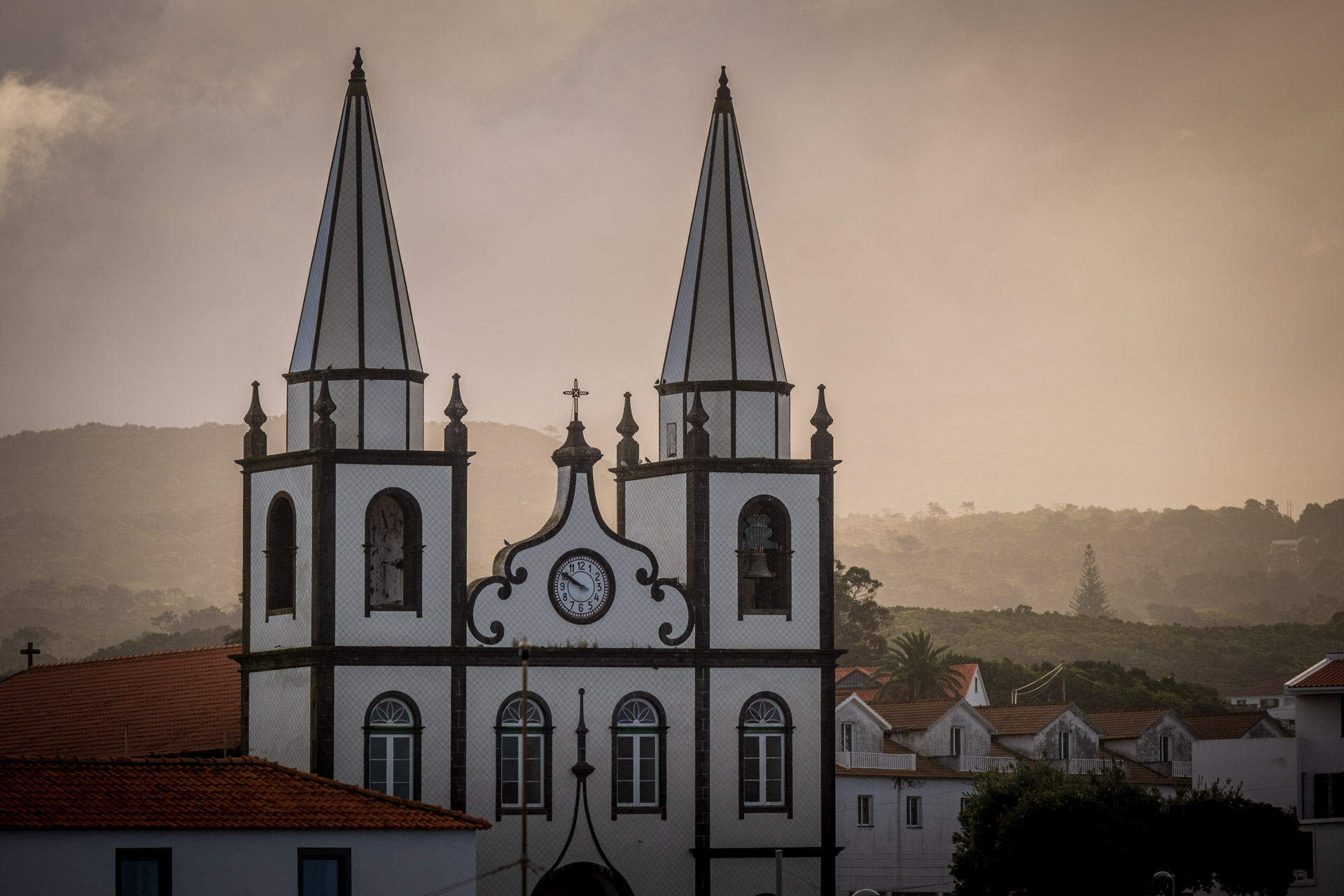 Kirche von Madalena auf Pico bei dramatischem Morgenlicht. (Azoren)