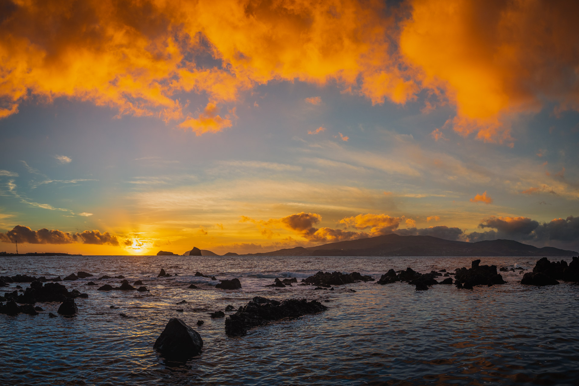 Sonnenuntergang auf der Insel Pico auf den Azoren.