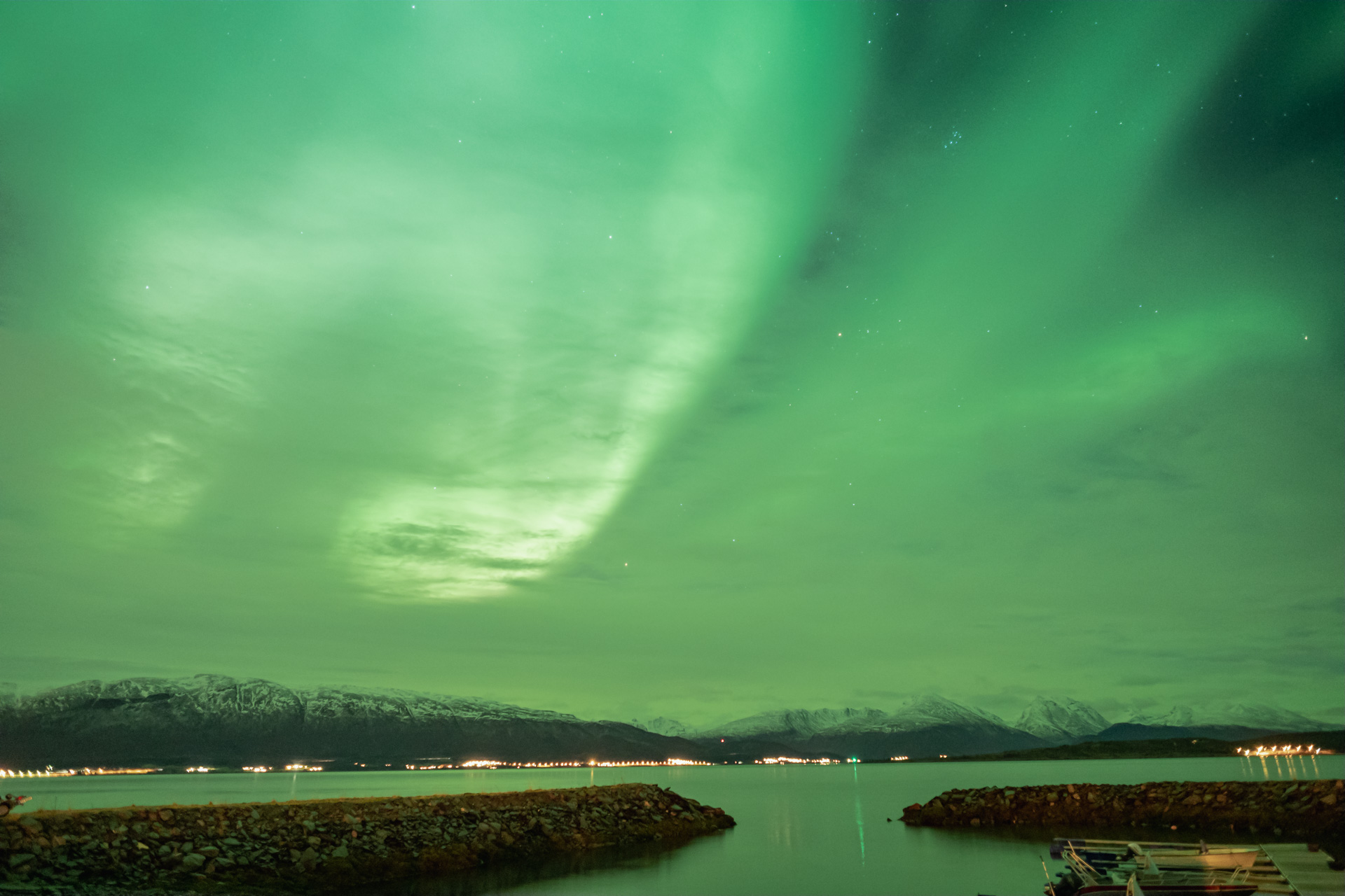 Polarlichter vor Unterkunft Kvaløya