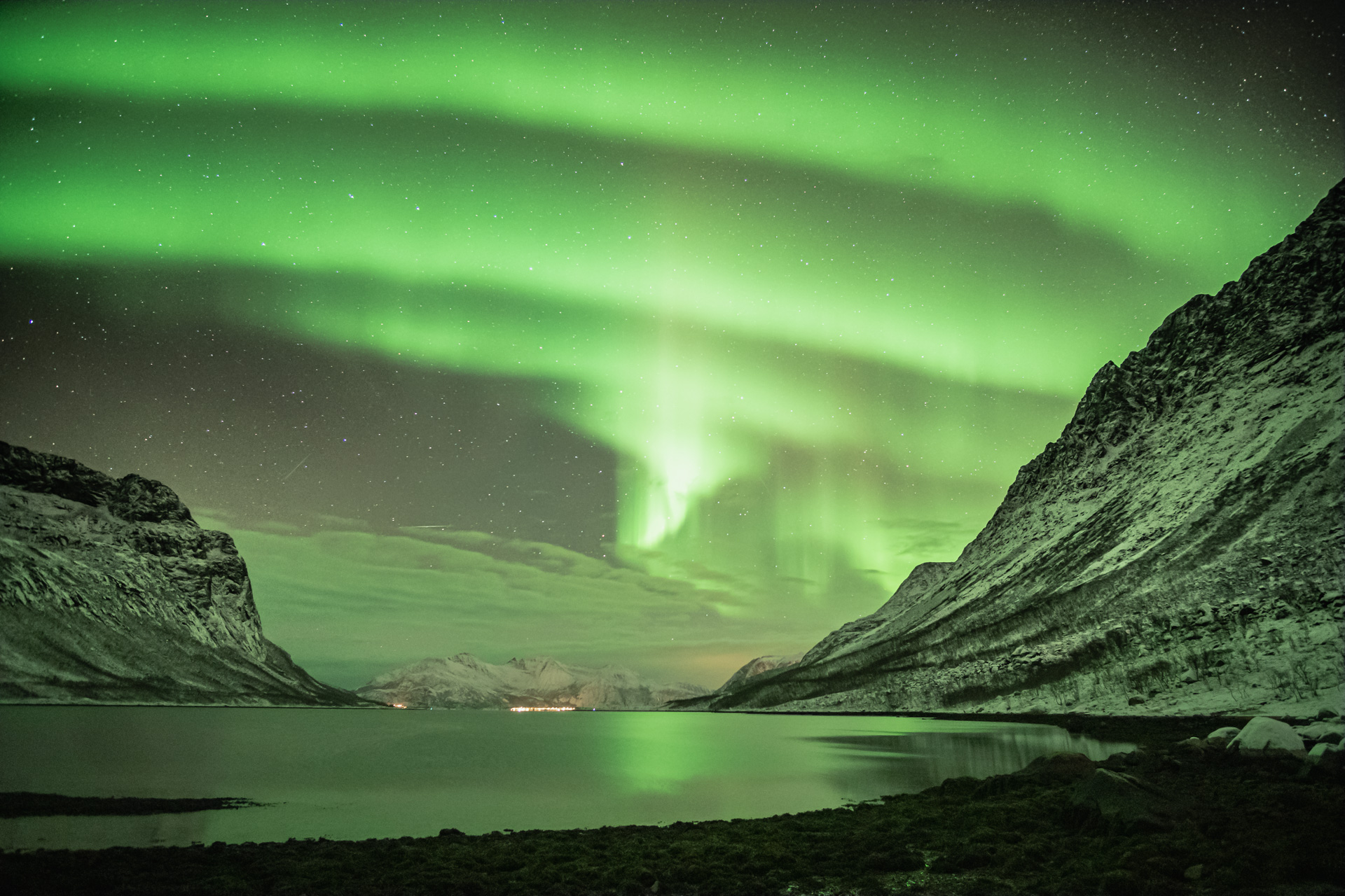 Nordlichter über Fjord von Kvaløya