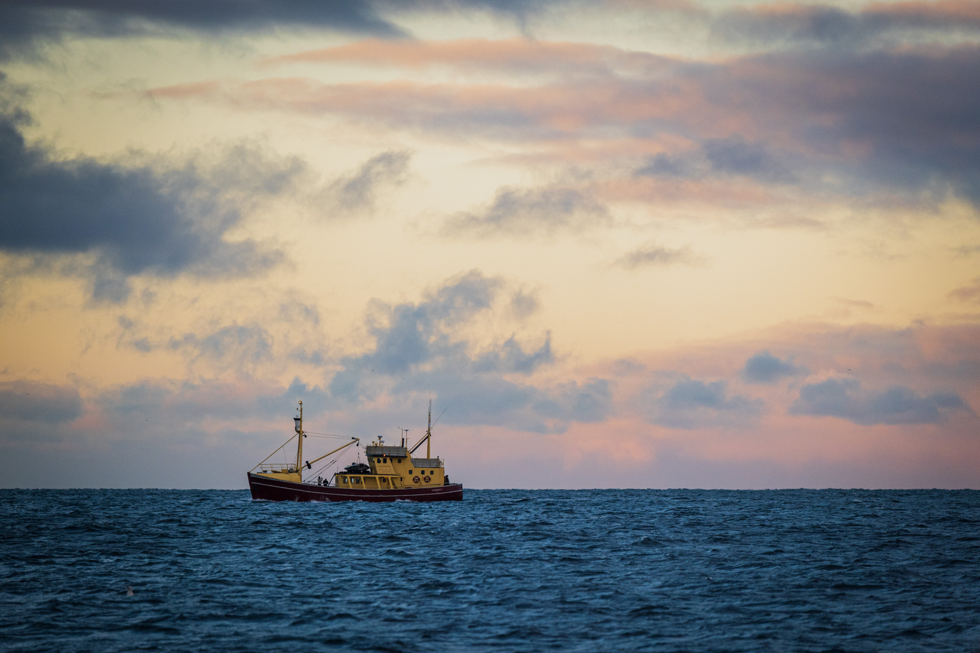 Schiff vor malerischem Himmel in Nordnorwegen.