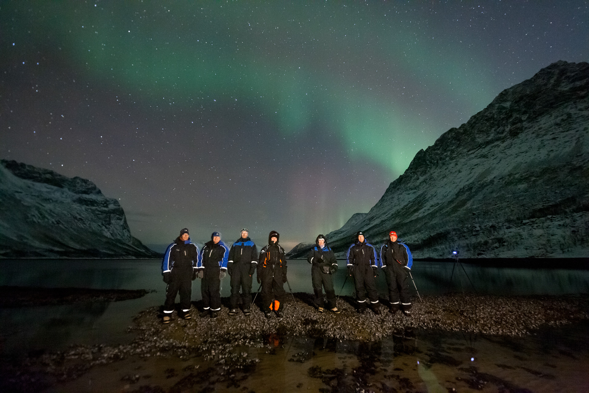 Gruppenfoto am Fjord mit Nordlichtern 2021