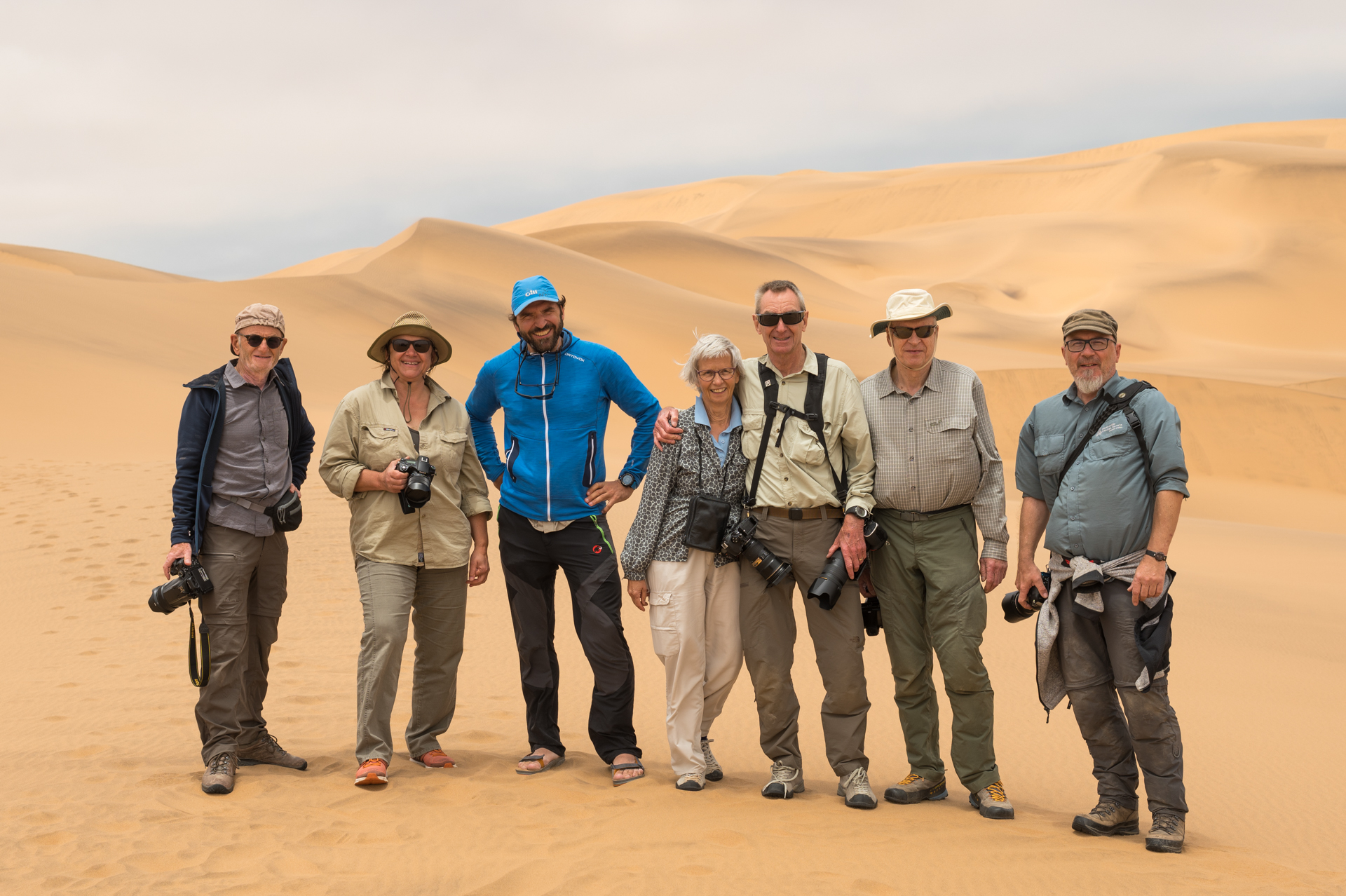 Gruppenfoto in den Dünen in Namibia.