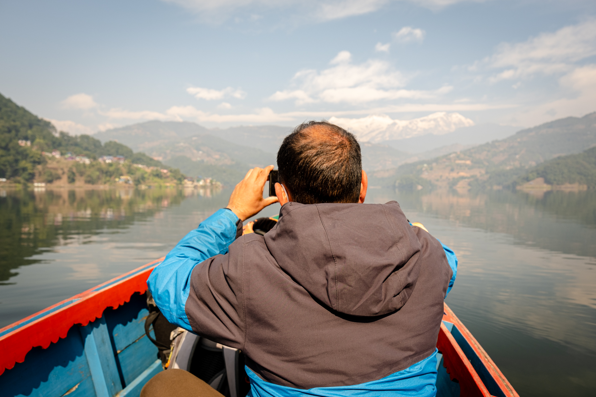 Guide Chuda im Boot auf dem Begnas See.