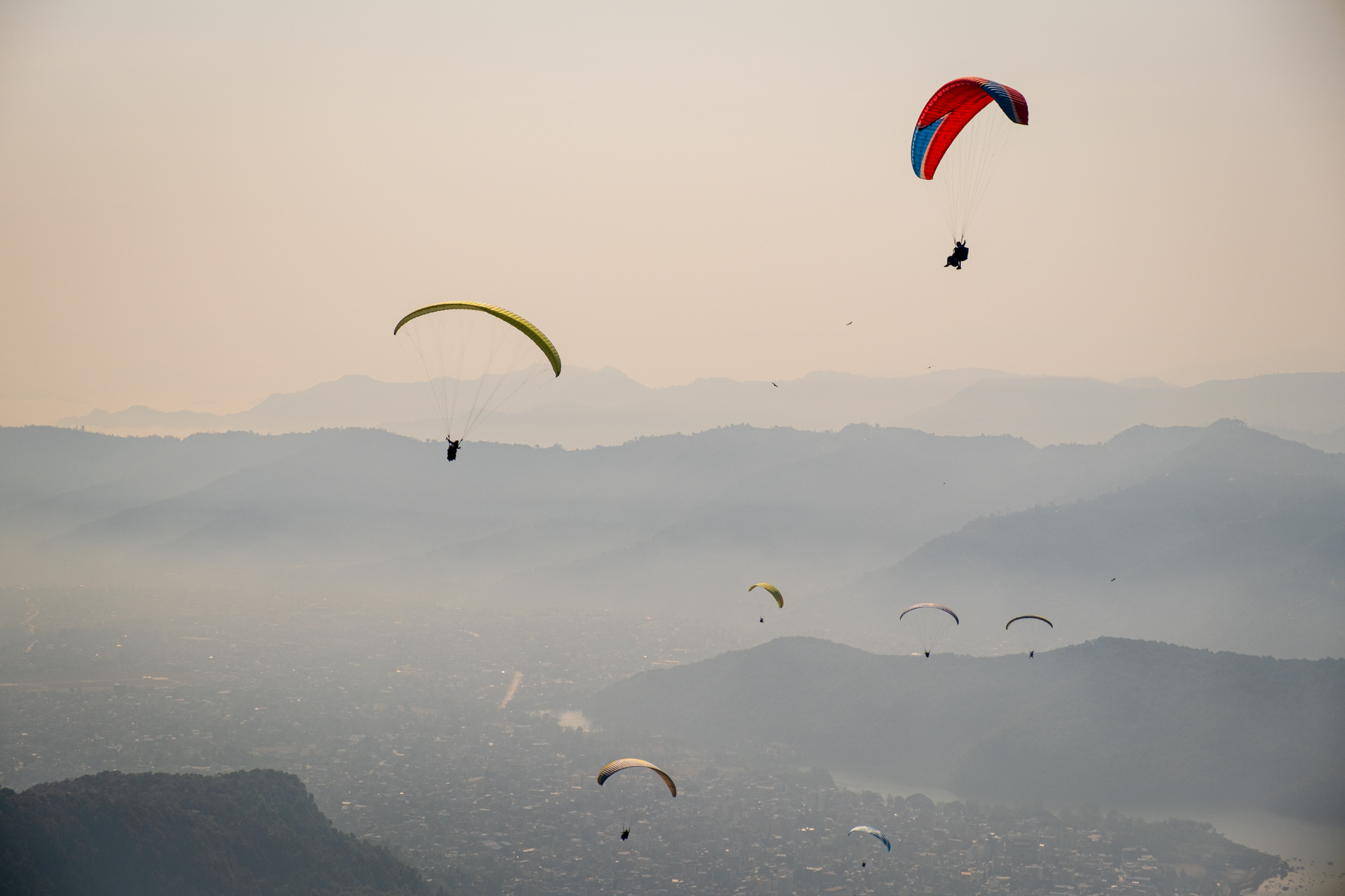 Fallschirmspringer in Pokhara