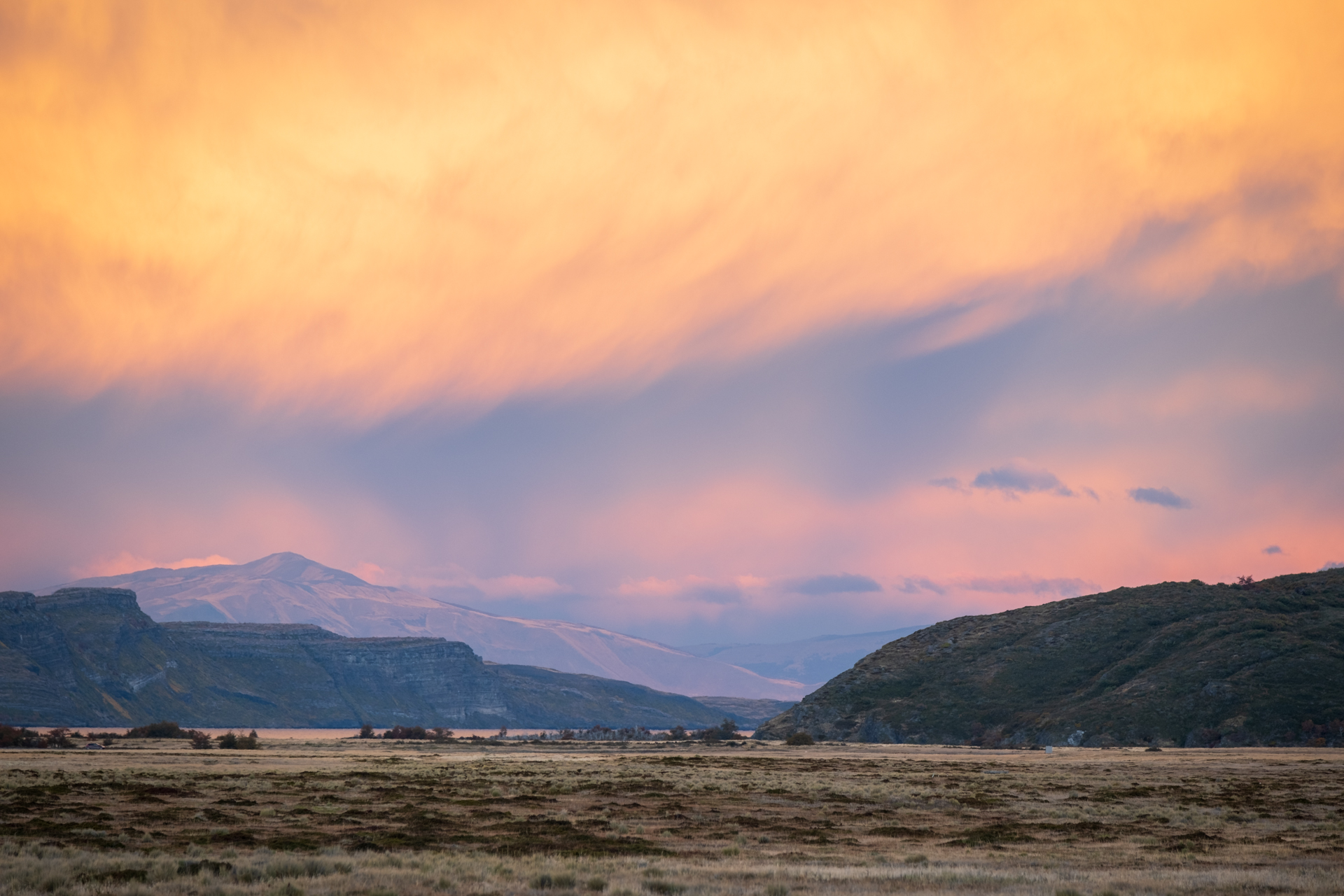 Sonnenuntergang im Torres del Paine Nationalpark mit surrealem Licht.