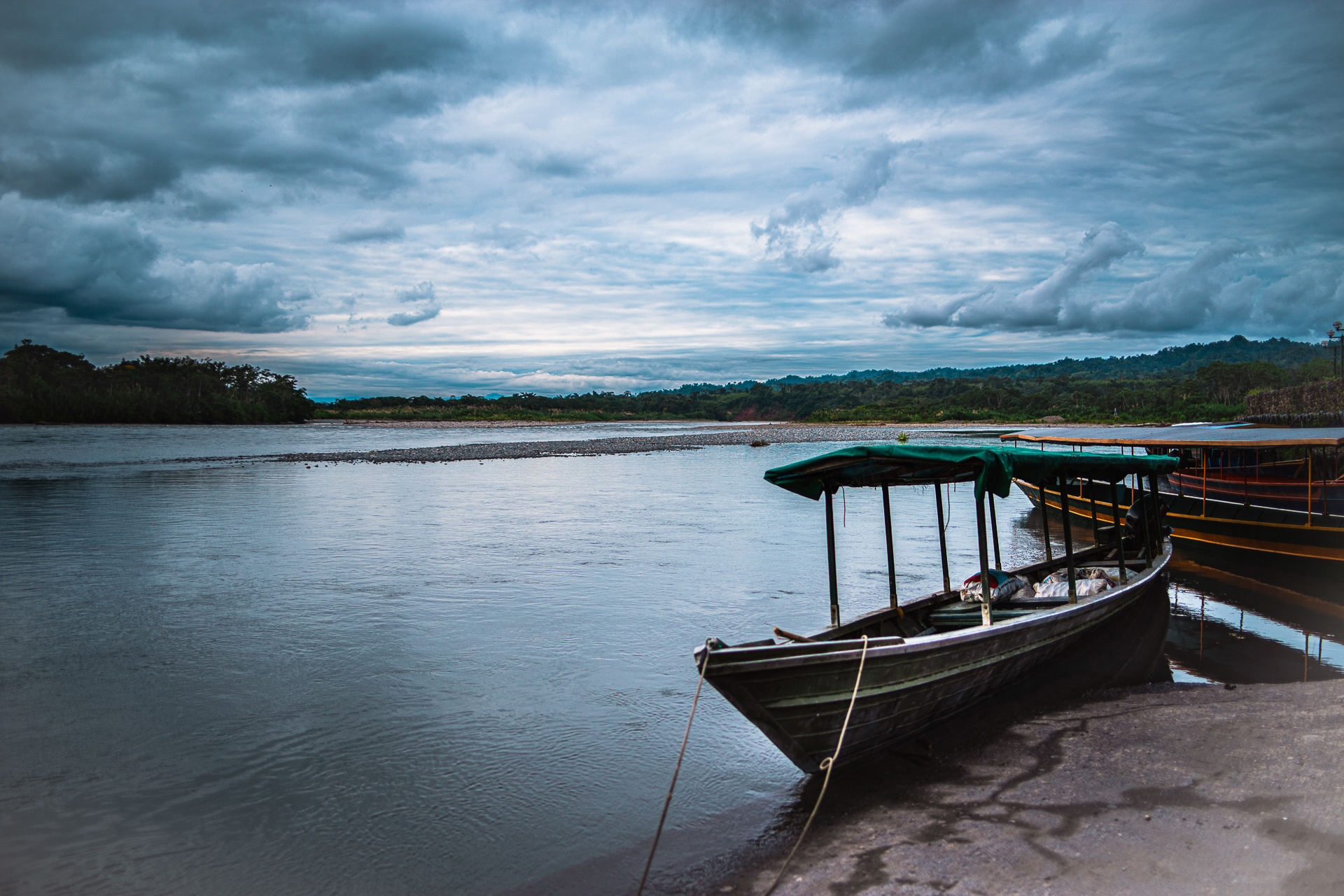 Boot am Fluss Madre de Dios - Foto von Frank Niedertubbesing
