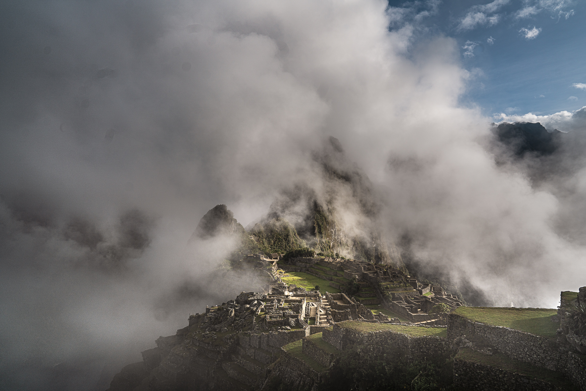 Machu Picchu im Nebel - Foto von Frank Niedertubbesing
