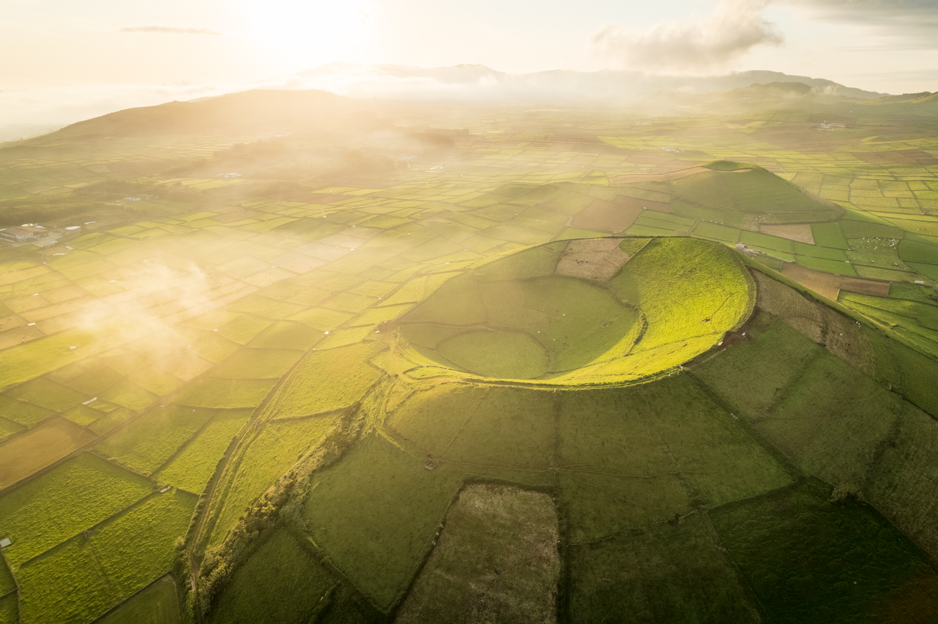 Sonnenuntergang mit Vulkankegel auf der Insel Terceira.