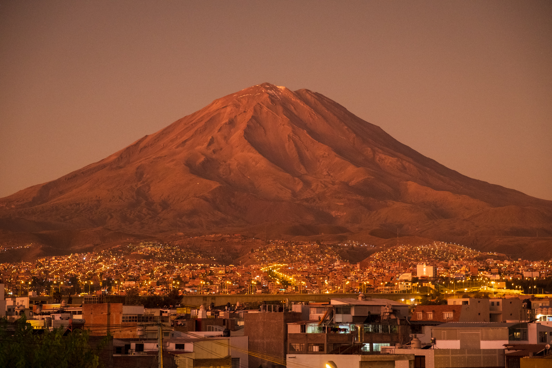 Der Misti Vulkan in Arequipa zur blauen Stunde.