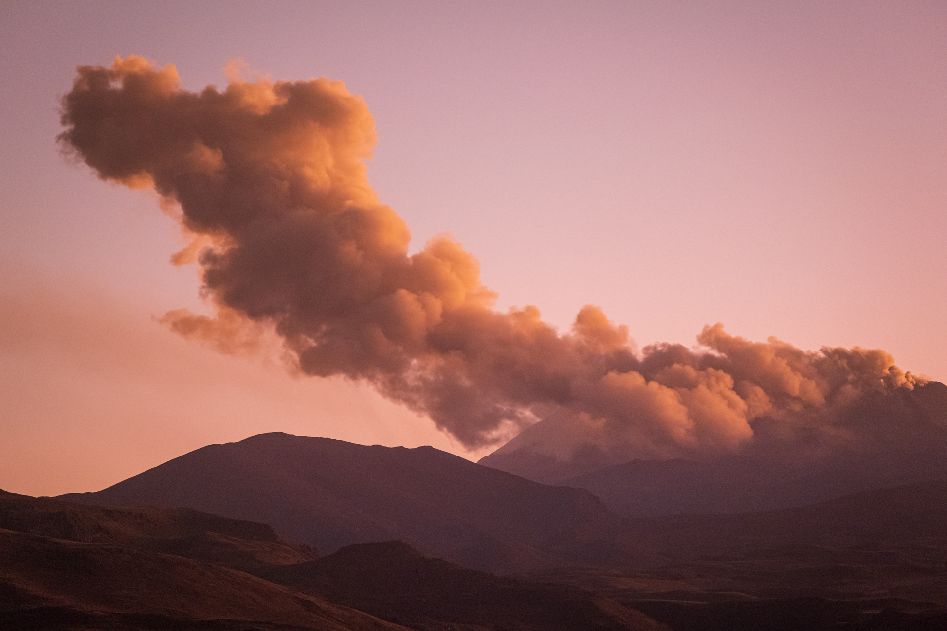 Sabancaya Eruption im Abendlicht.