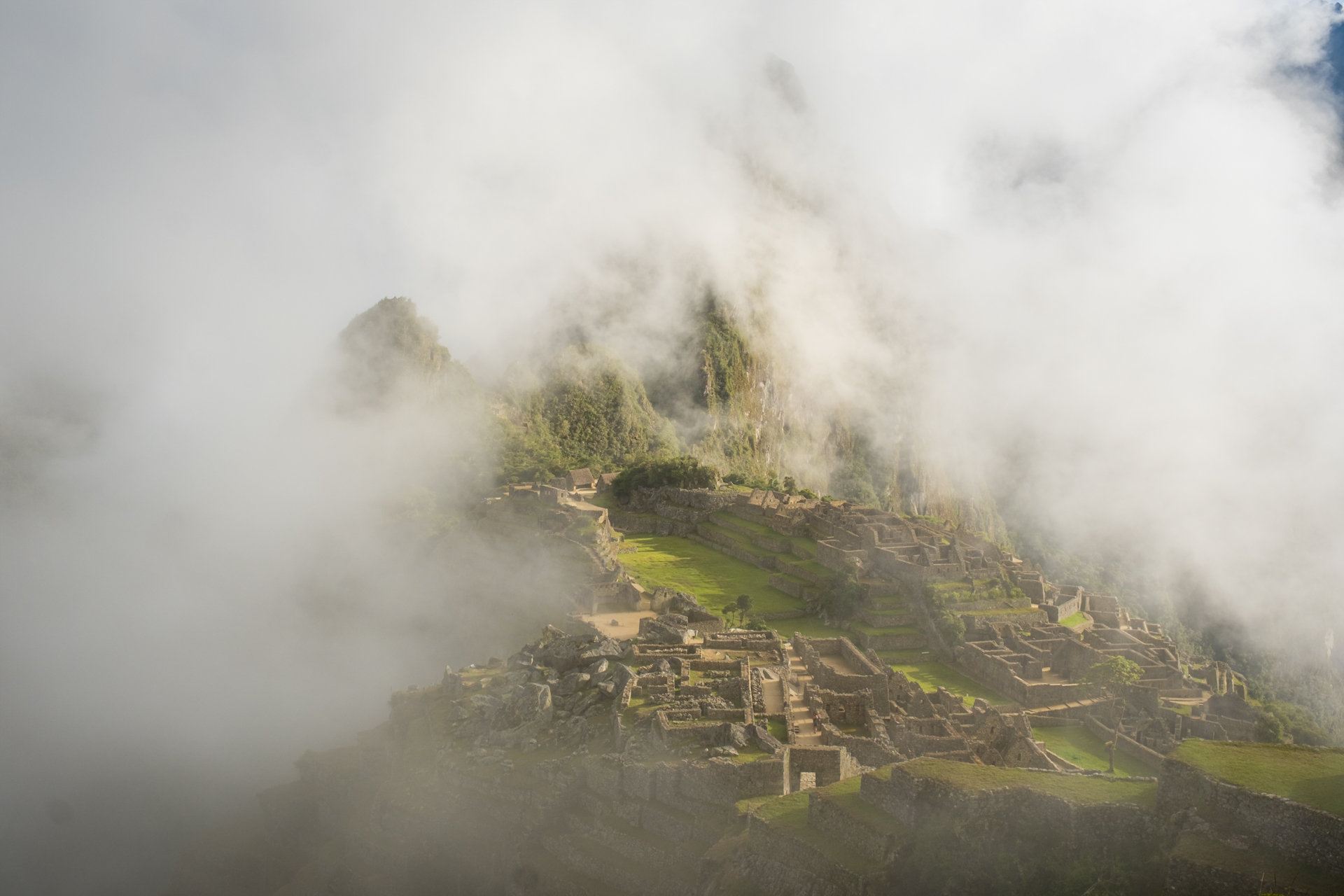 Machu Picchu im Morgennebel.