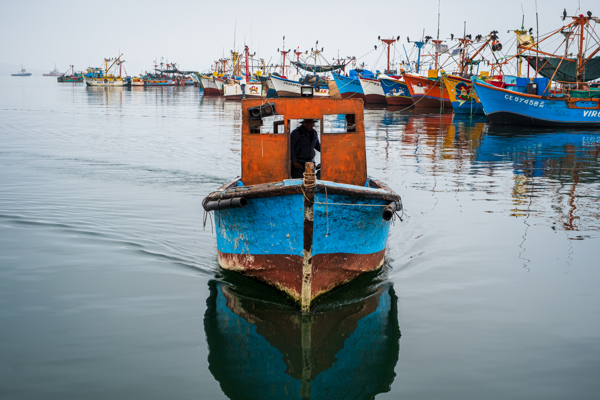 Fischerboot im Hafen von Paracas.