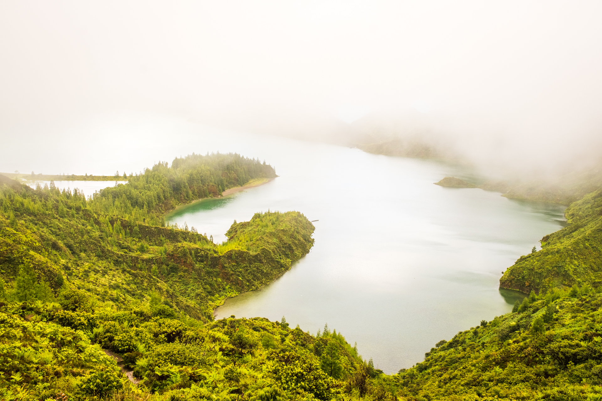 Die Lagoa do Fogo auf São Miguel im Nebel.