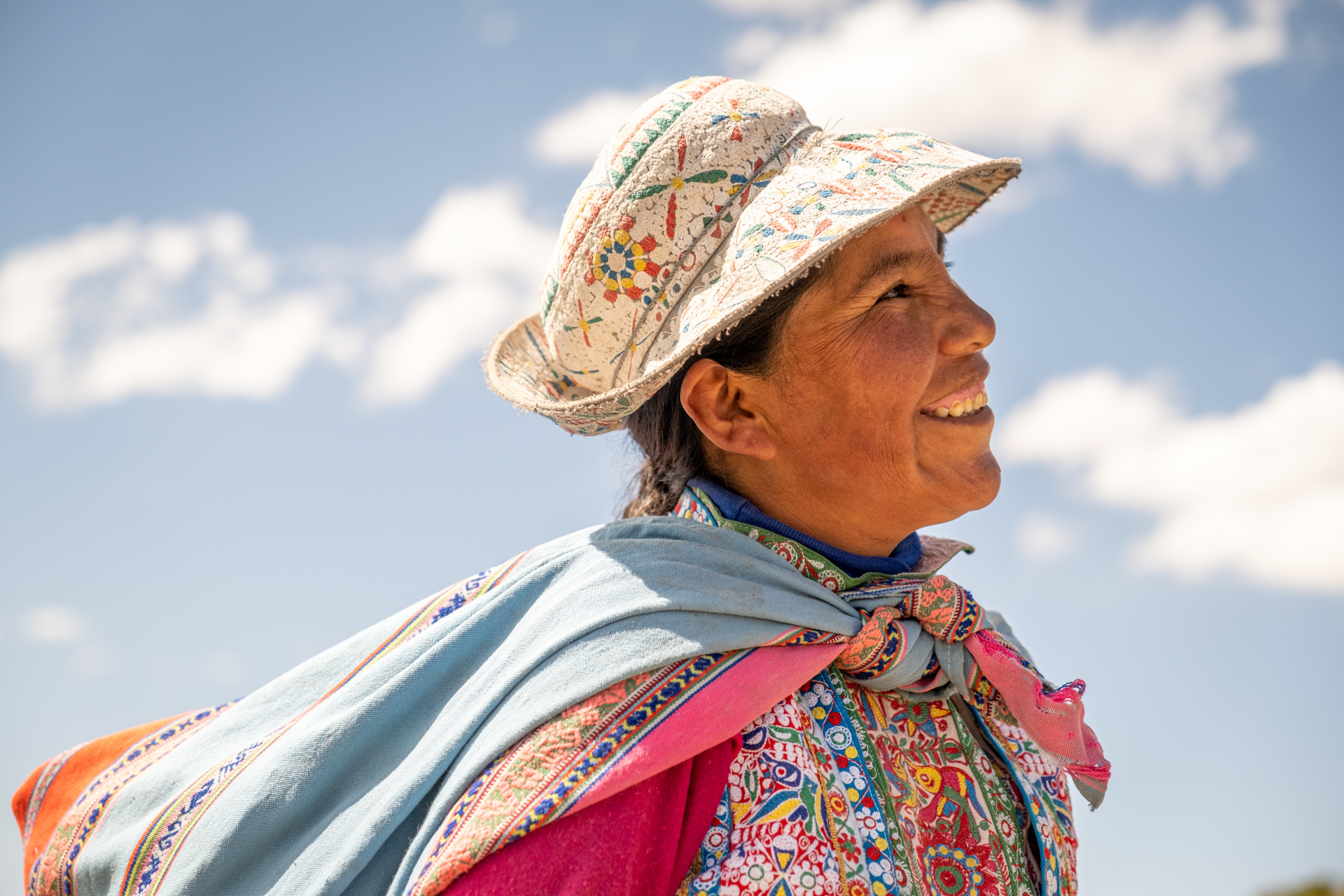 Aymara Frau in traditioneller Kleidung im Altiplano Perus.