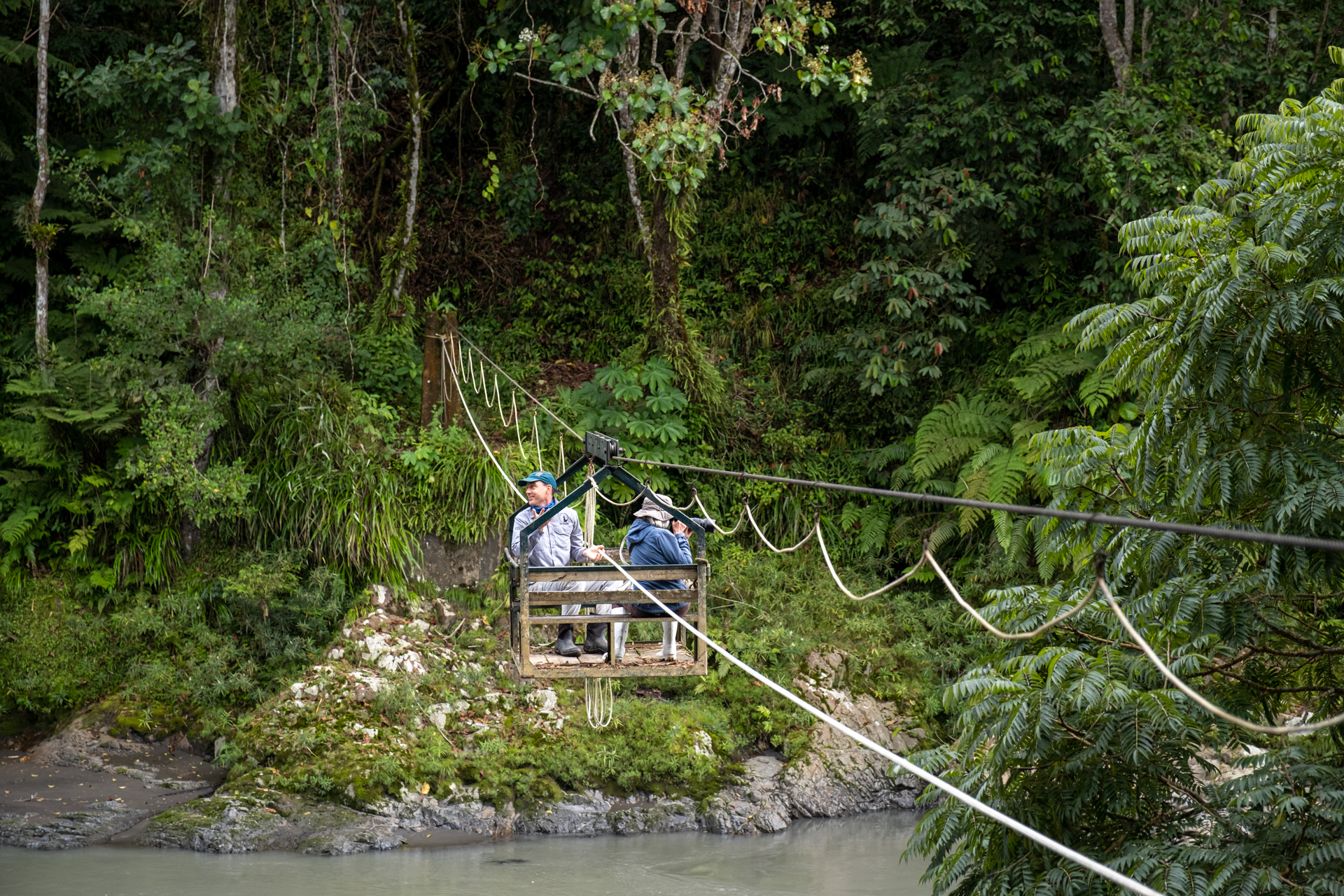 Seilbahn über einen Fluss im Manu NP.