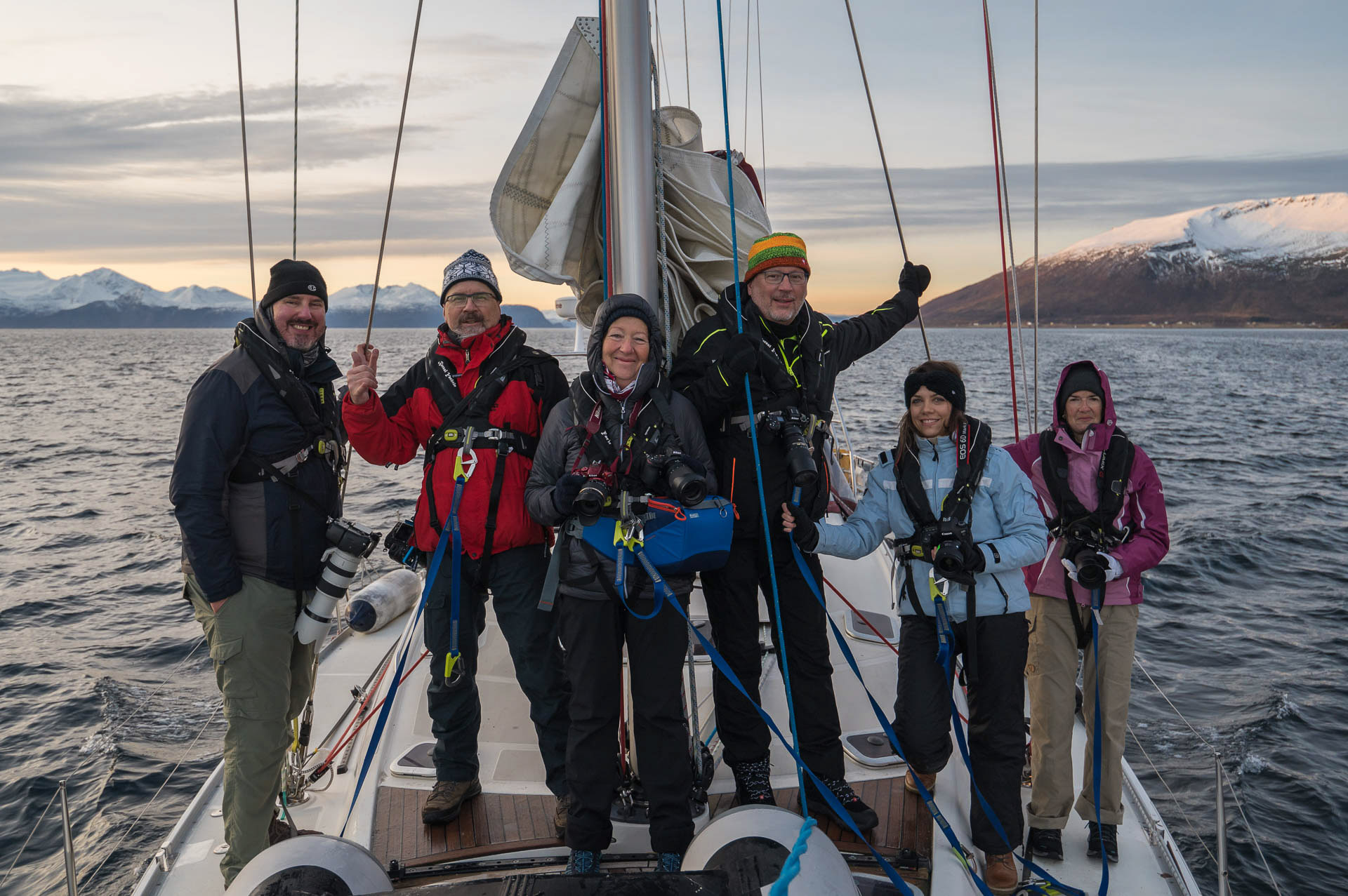 Fotogruppe an Bord einer Segelyacht in Nordnorwegen.