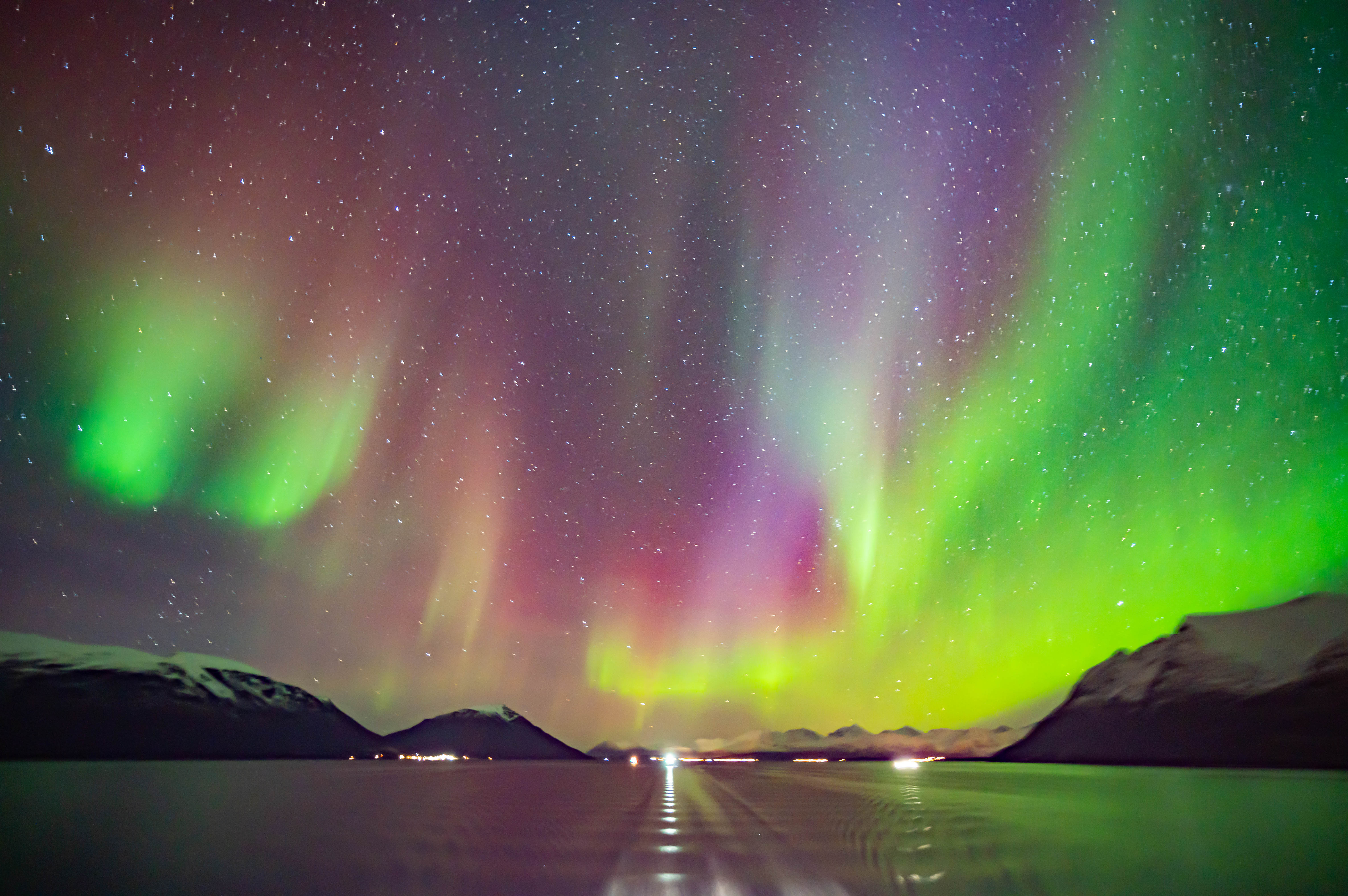 Polarlichter fotografiert von dem Hurtigruten Schiff.