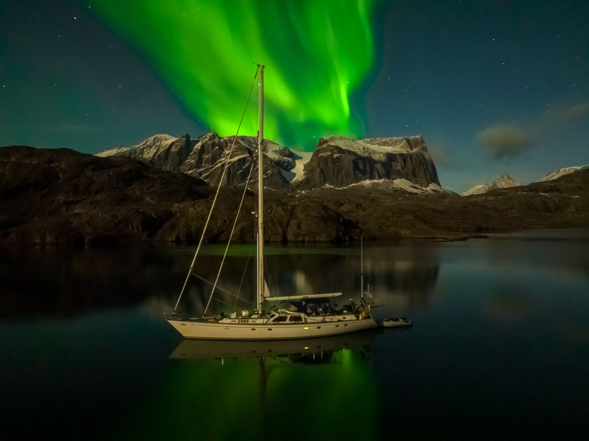 Segelschiff Scoresbysund mit Polarlichtern
