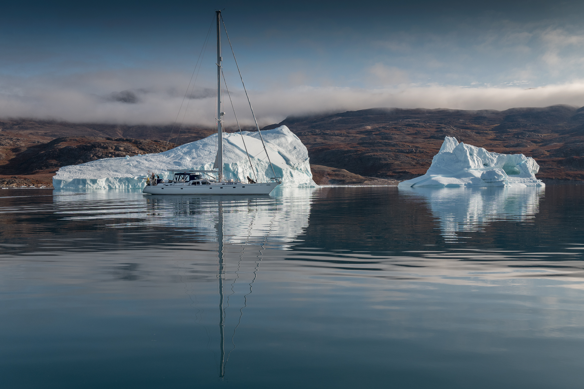 Segelschiff und Eisberg Ostgrönland
