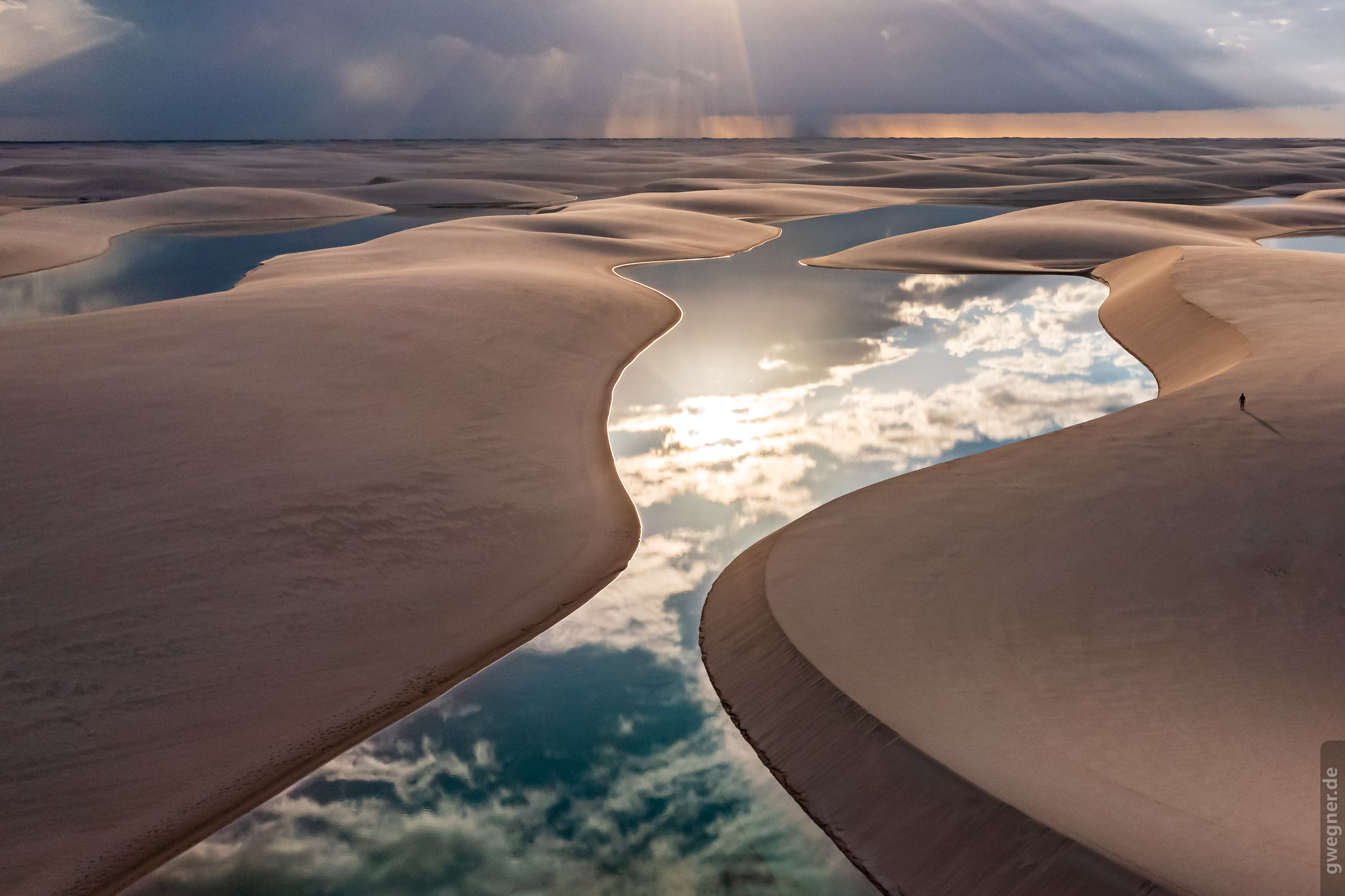 Ein Luftbild der Lencois Maranhenses im Nordosten Brasiliens.