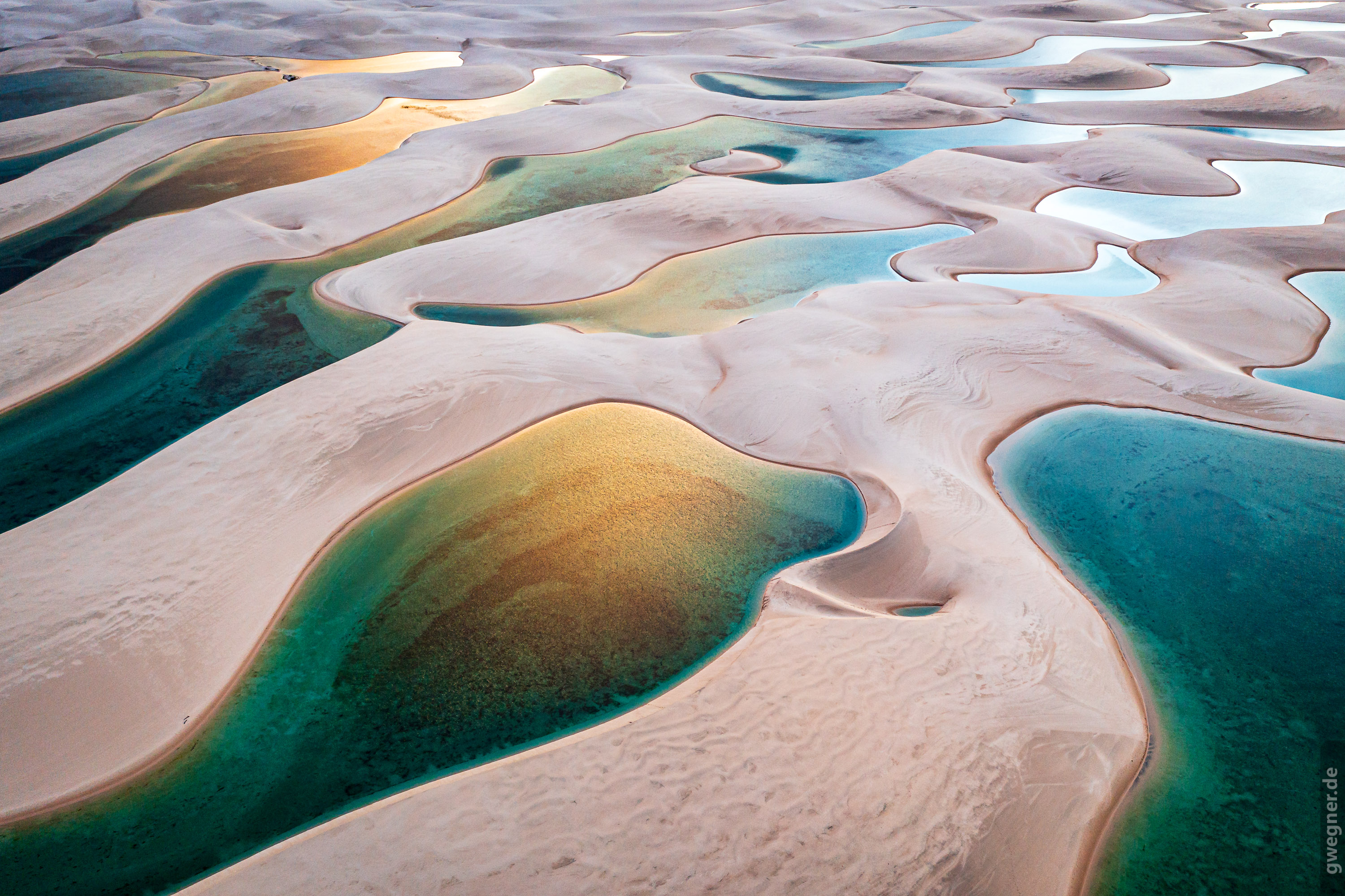 Ein Luftbild der Lencois Maranhenses im Nordosten Brasiliens.