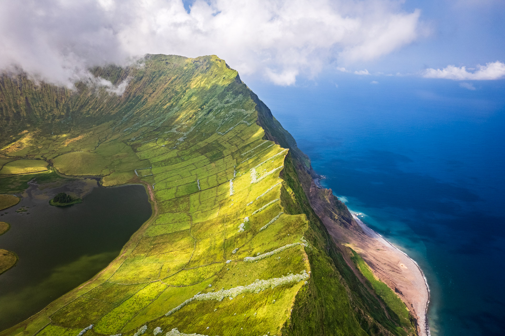 Luftaufnahme vom Vulkankegel der Insel Corvo.