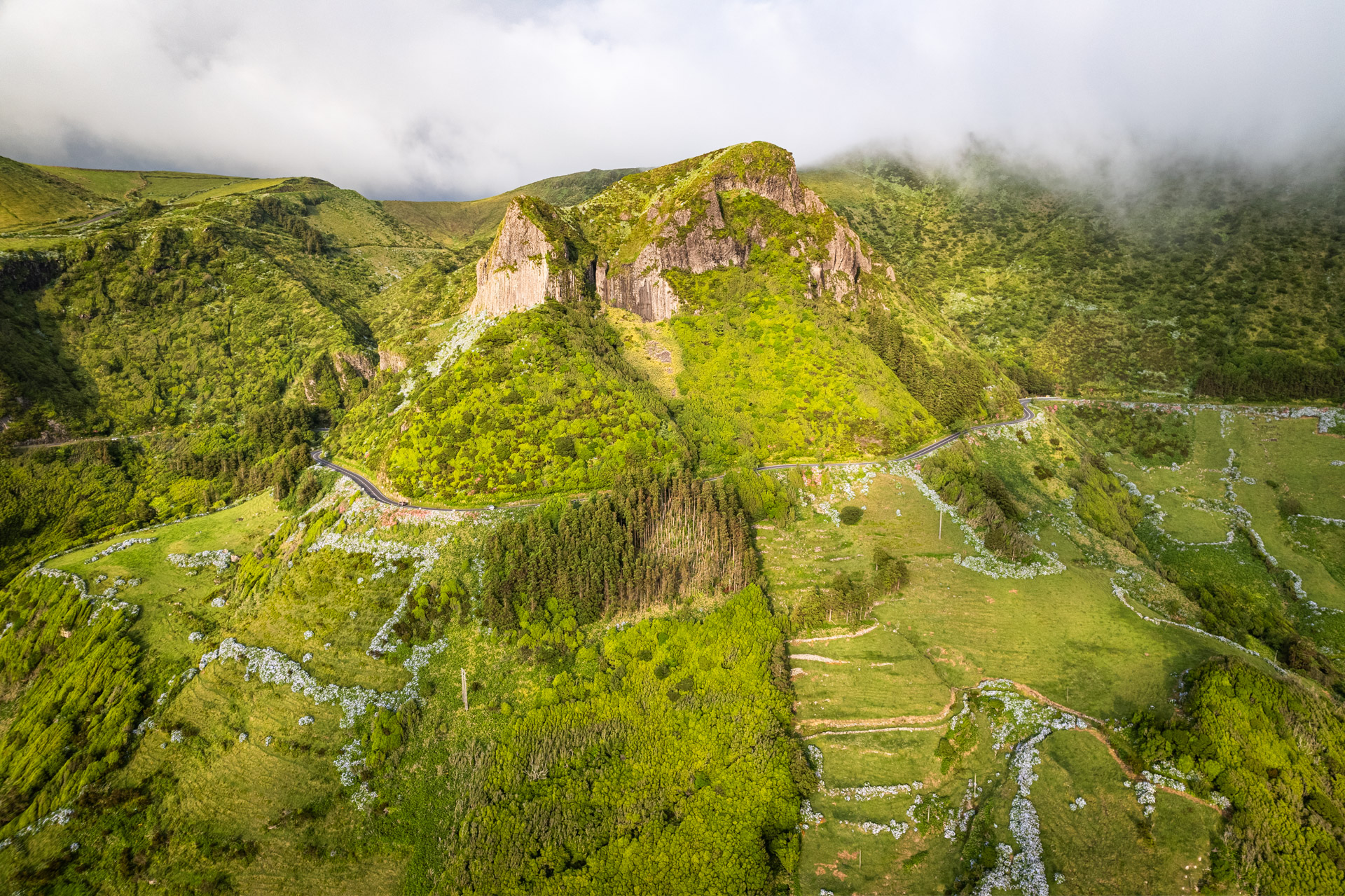 Die Felsformation Rocha dos Bordões auf den Azoren