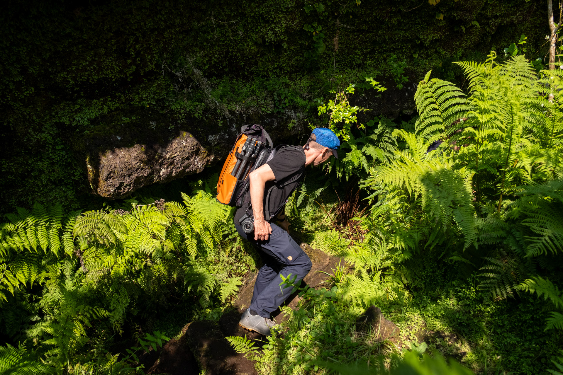 Abstieg in einen Lavatunnel auf der Insel Pico.