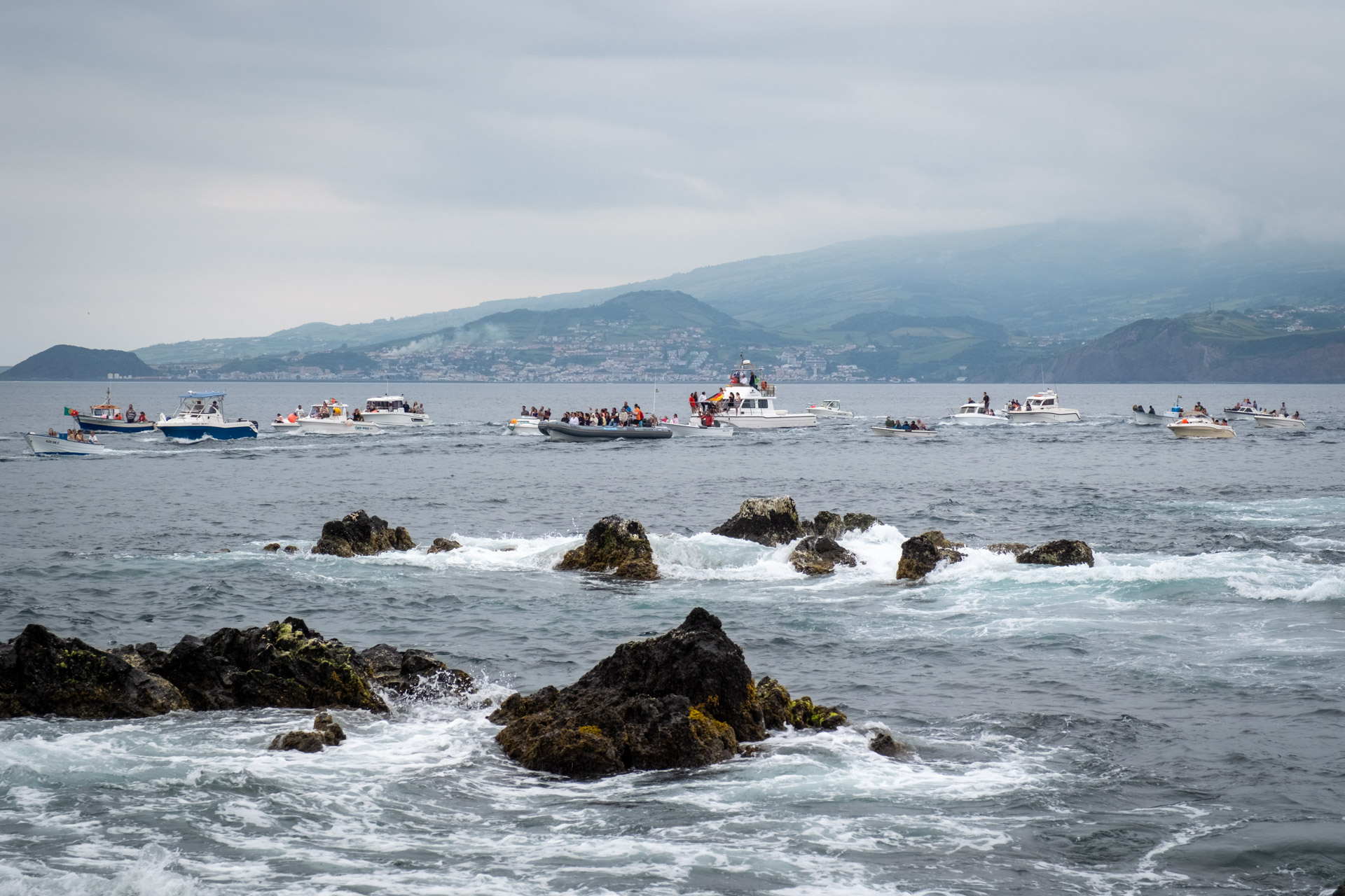 Prozession mit Booten während der Feierlichkeiten auf der Insel Pico.