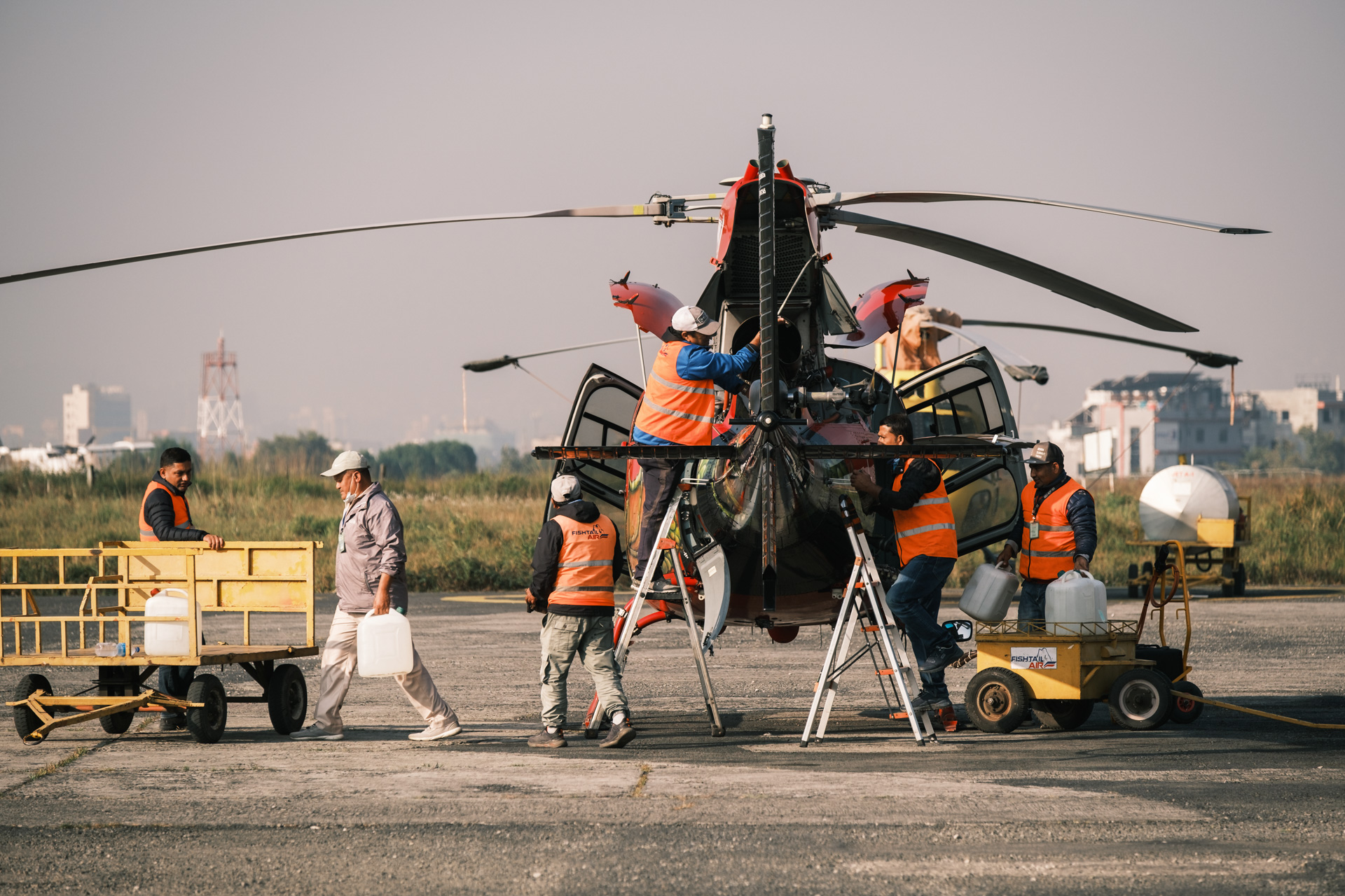 Hubschrauber Wartung am Flughafen von Kathmandu.